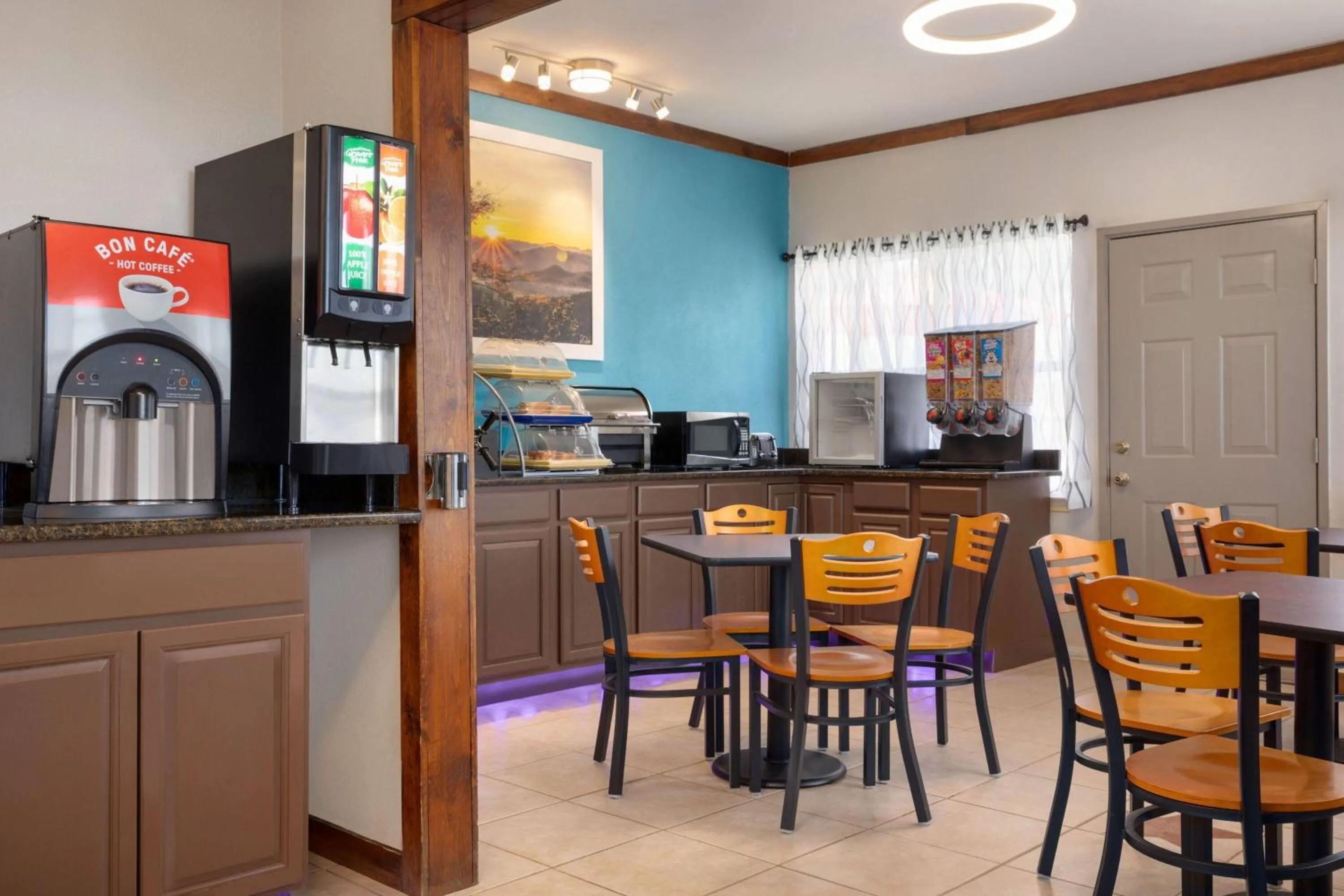 Breakfast in Days Inn by Wyndham Suites Fredericksburg