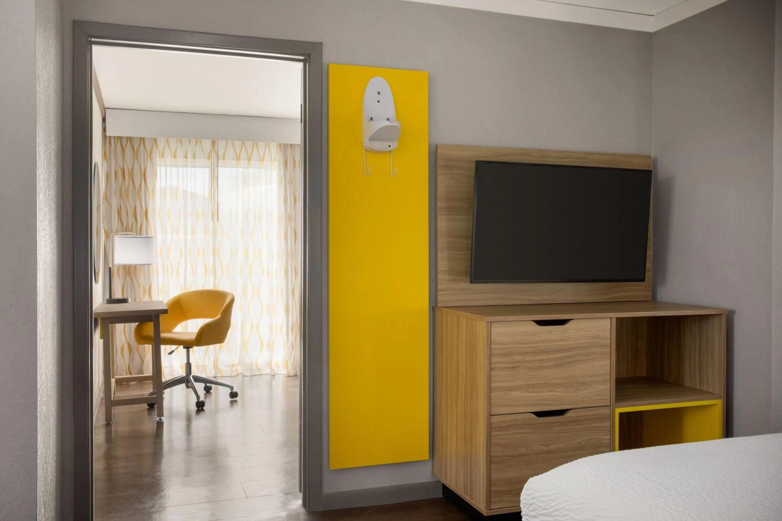 Photo of the whole room, Bed in Days Inn by Wyndham Suites Fredericksburg