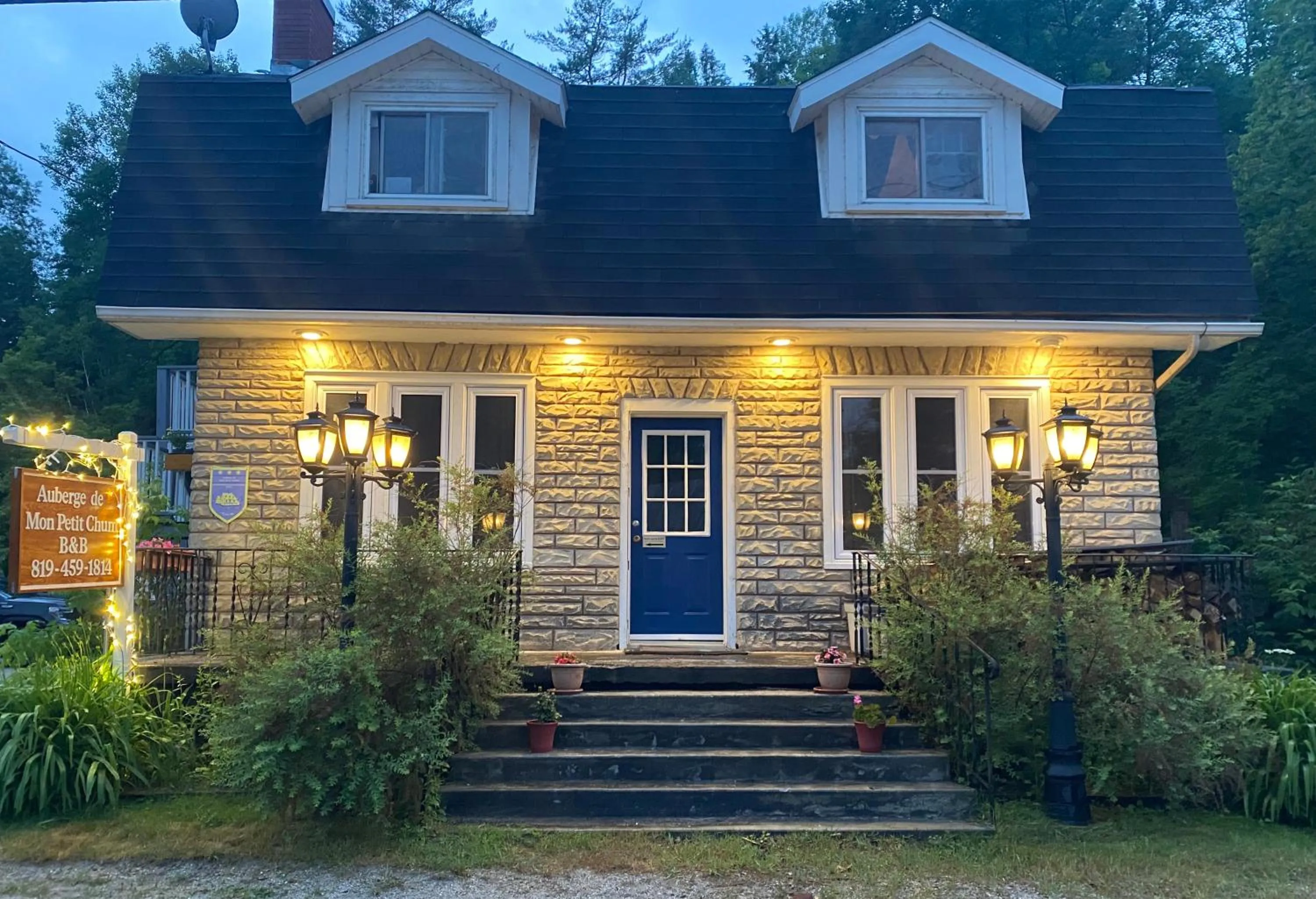 Property building in Auberge De Mon Petit Chum B&B