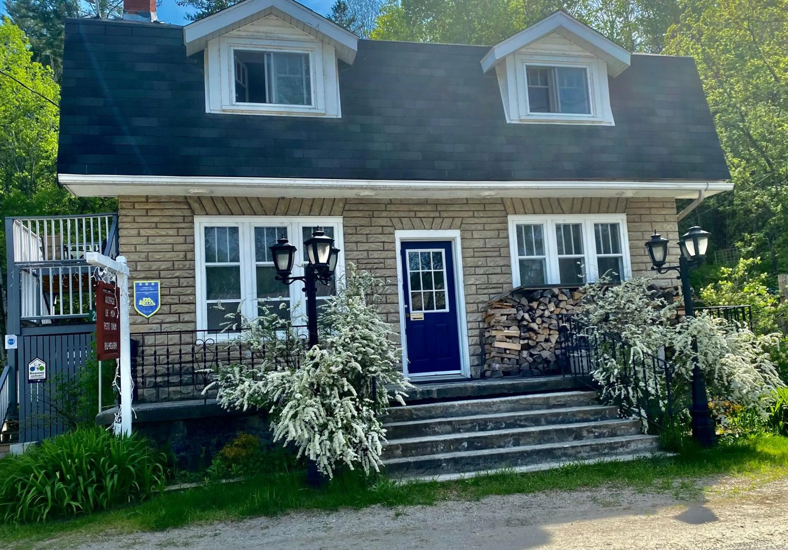 Property building in Auberge De Mon Petit Chum B&B