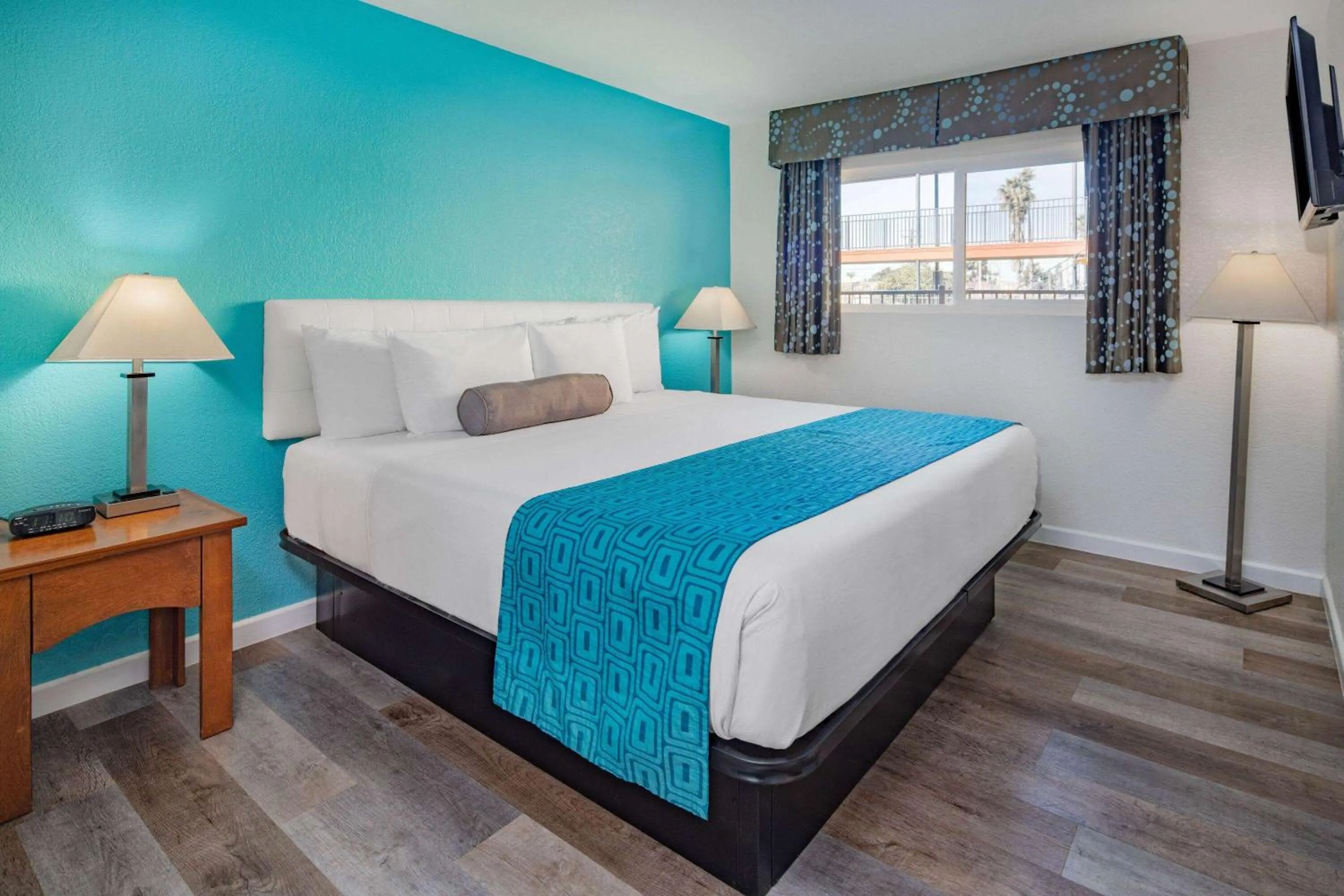Photo of the whole room, Bed in Howard Johnson Suites by Wyndham San Diego Chula Vista BayFront