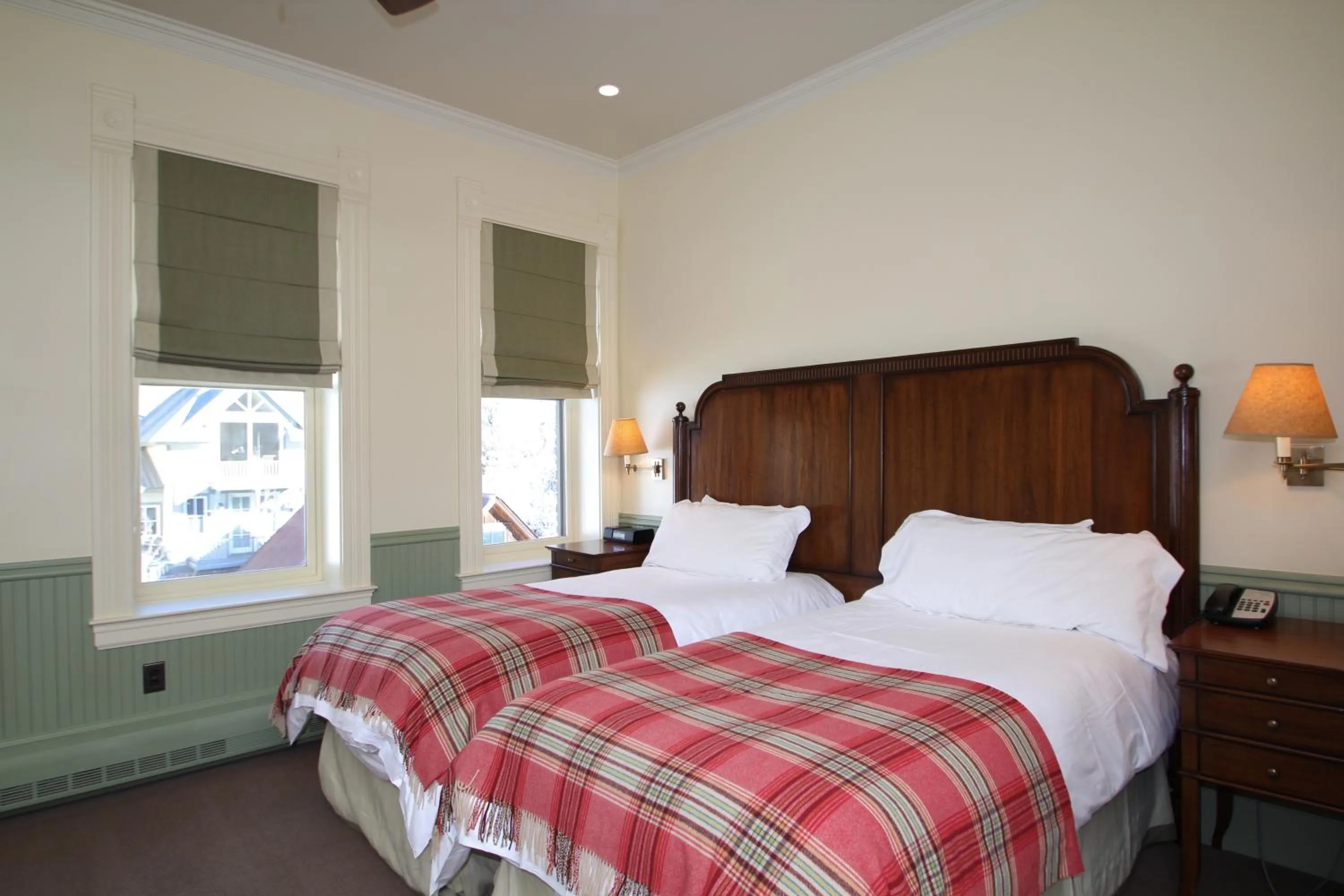 Photo of the whole room, Bed in New Sheridan Hotel