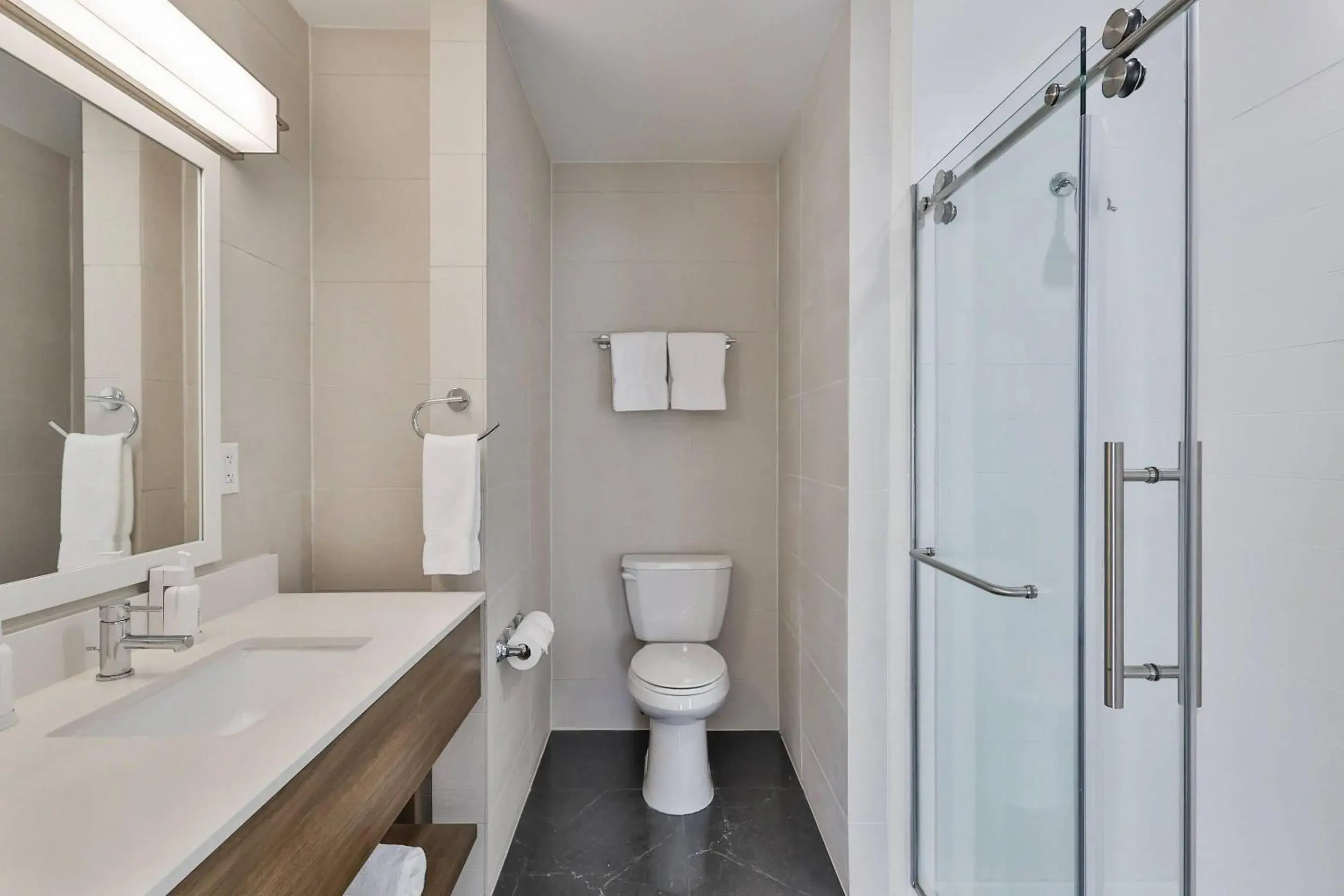 Bedroom in The Penn Stroud, Stroudsburg - Poconos, an Ascend Collection Hotel Bedroom in The Penn Stroud, Stroudsburg - Poconos, an Ascend Collection Hotel