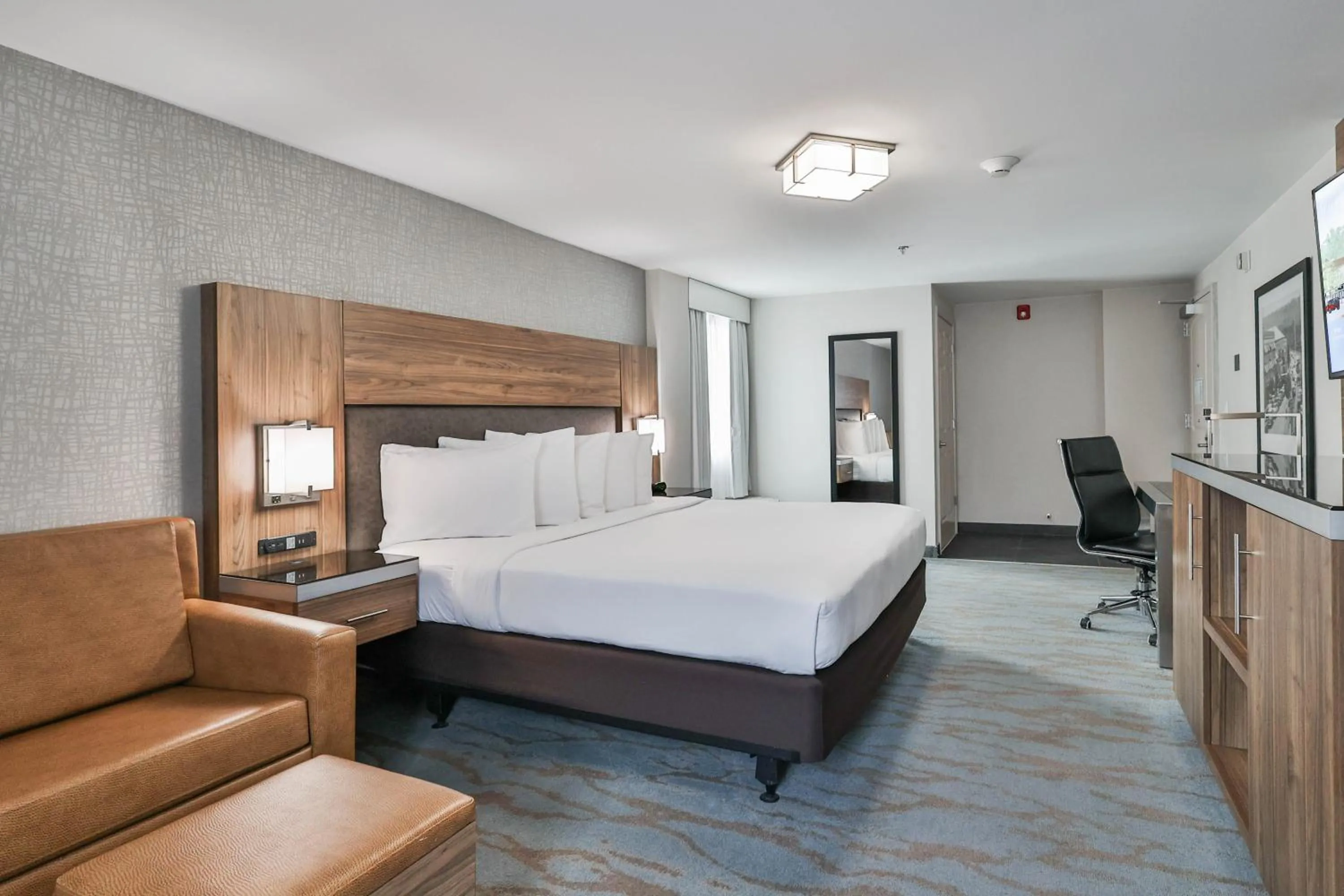 Bedroom, Bed in The Penn Stroud, Stroudsburg - Poconos, an Ascend Collection Hotel