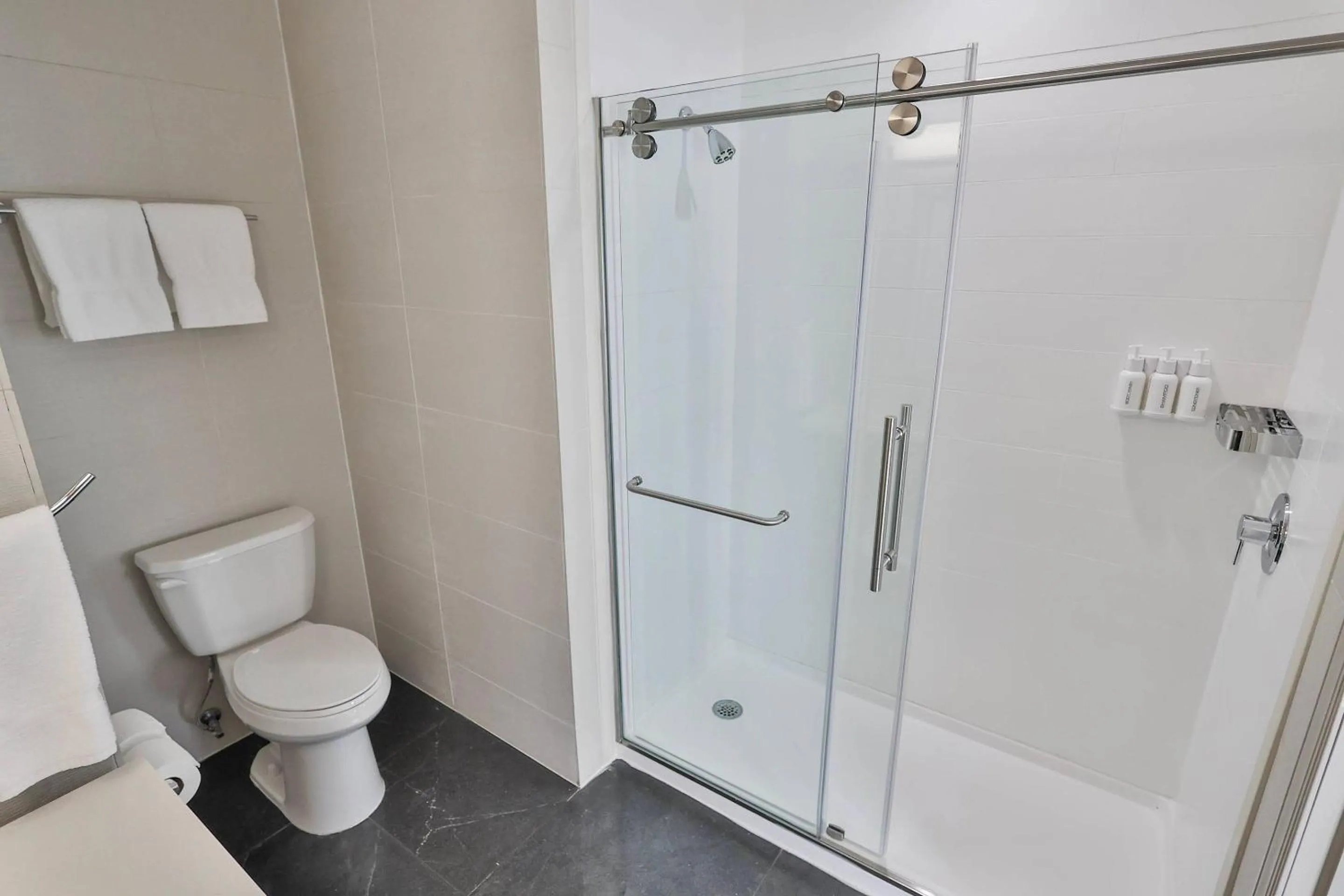 Bedroom in The Penn Stroud, Stroudsburg - Poconos, an Ascend Collection Hotel