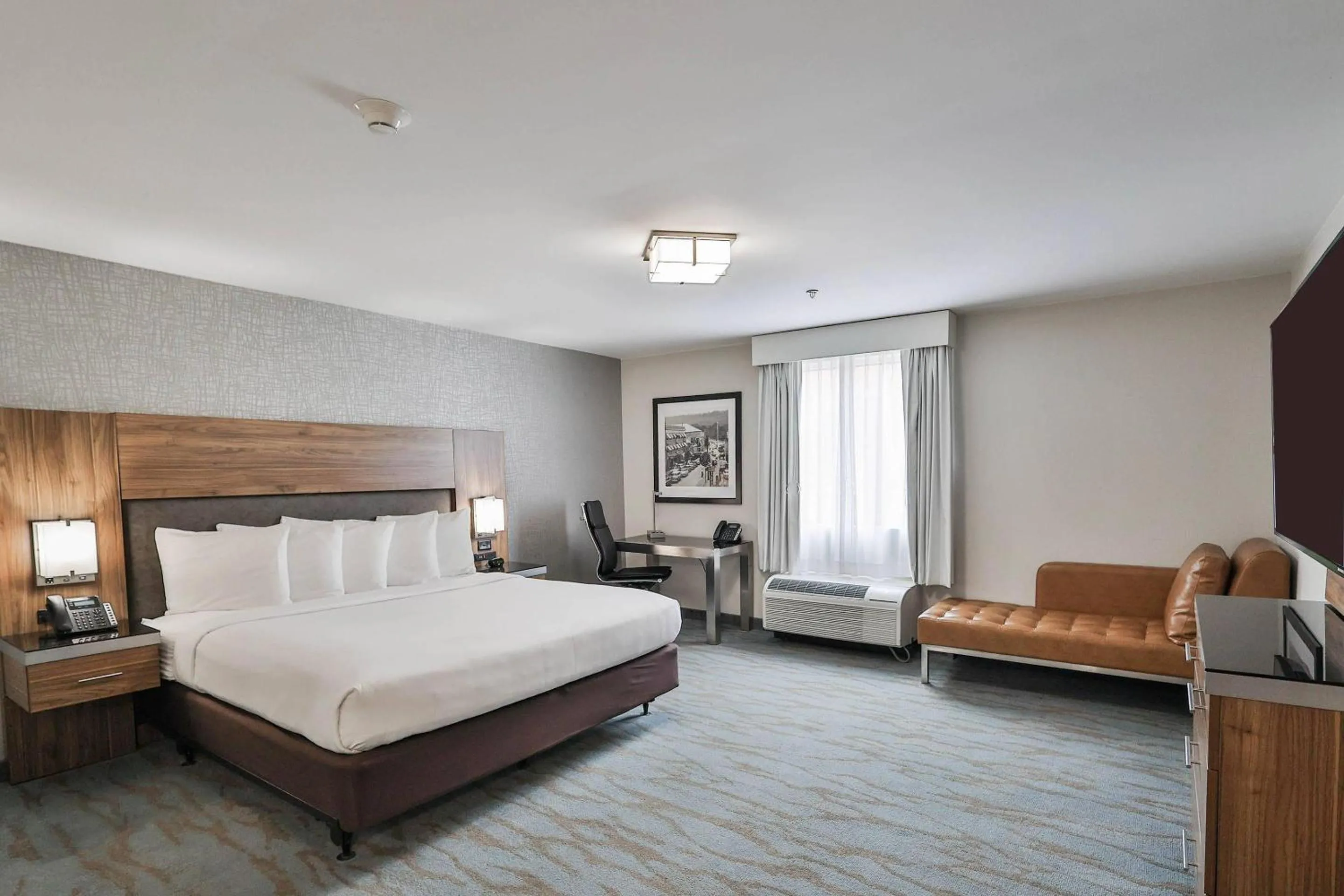 Bedroom, Bed in The Penn Stroud, Stroudsburg - Poconos, an Ascend Collection Hotel