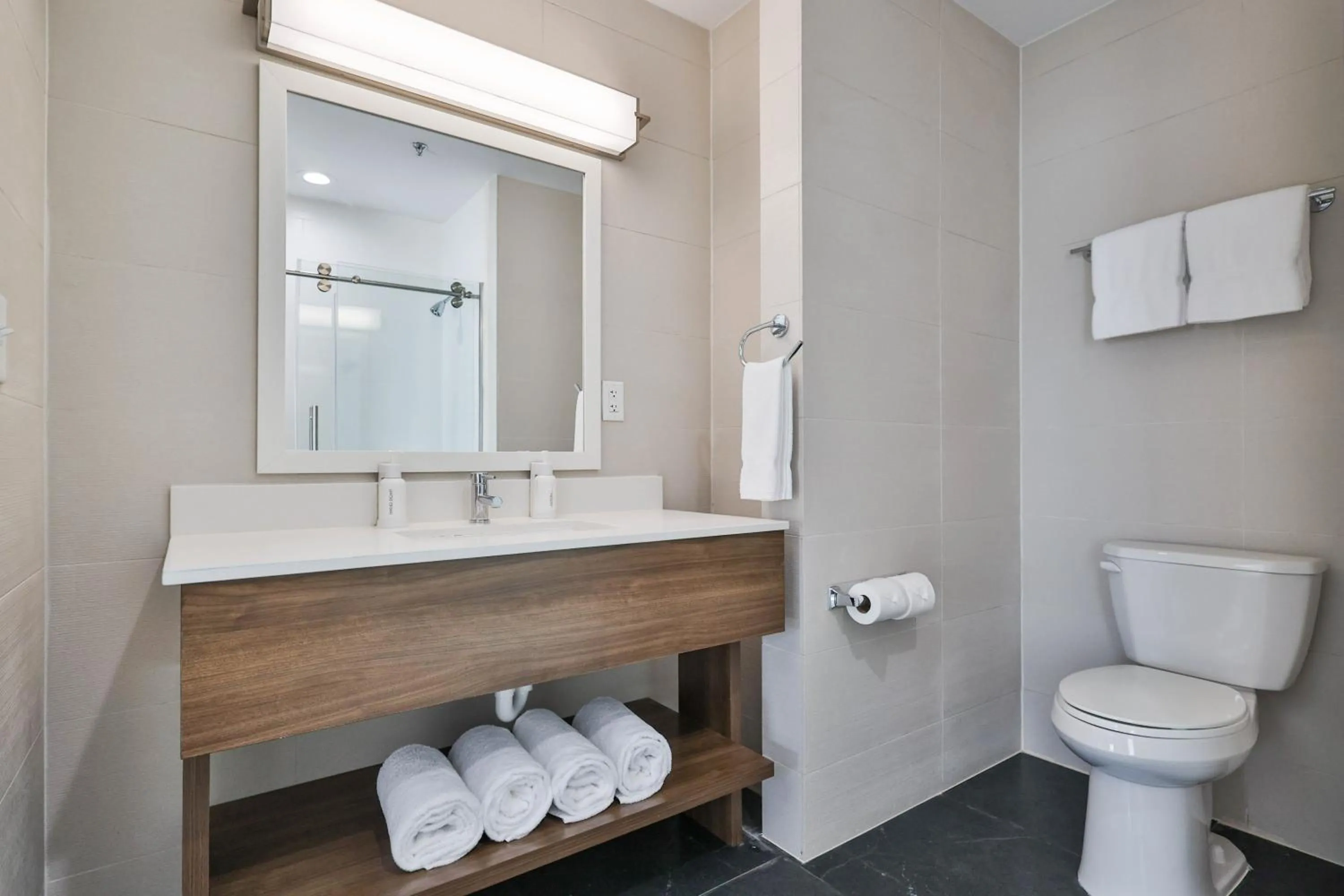 Toilet in The Penn Stroud, Stroudsburg - Poconos, an Ascend Collection Hotel