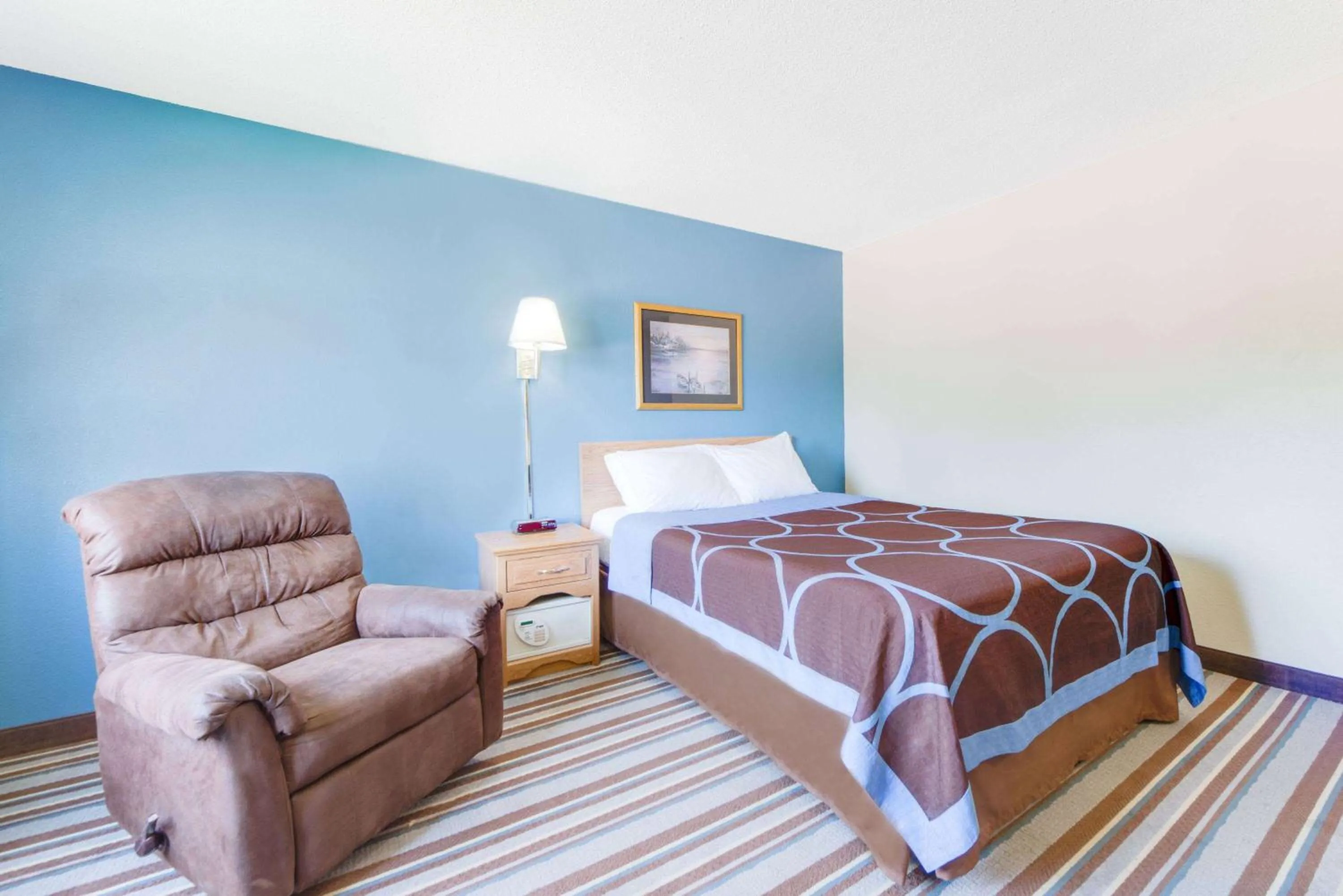 Photo of the whole room, Bed in Super 8 by Wyndham Burlington