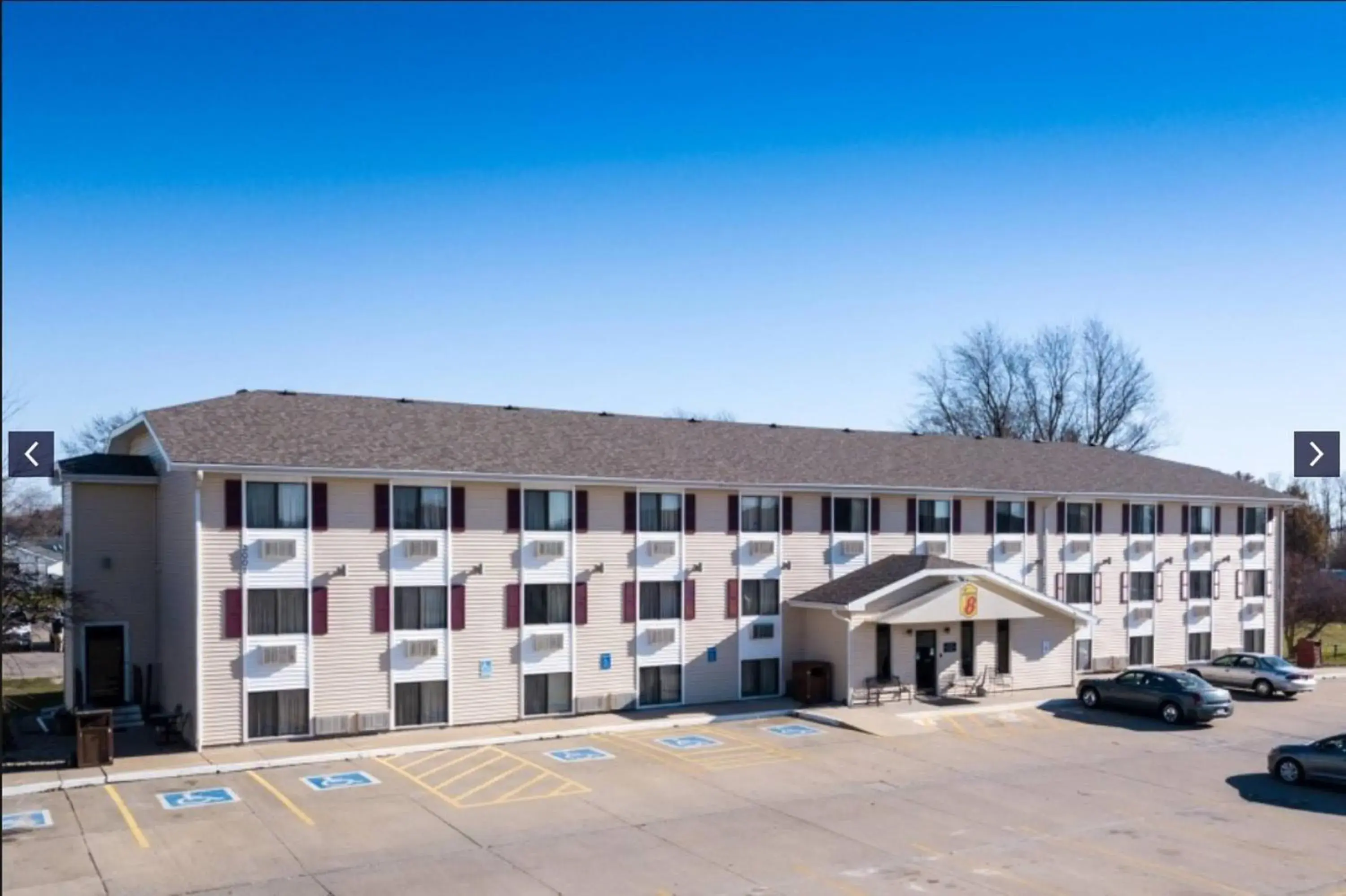 Property building in Super 8 by Wyndham Burlington Property building in Super 8 by Wyndham Burlington