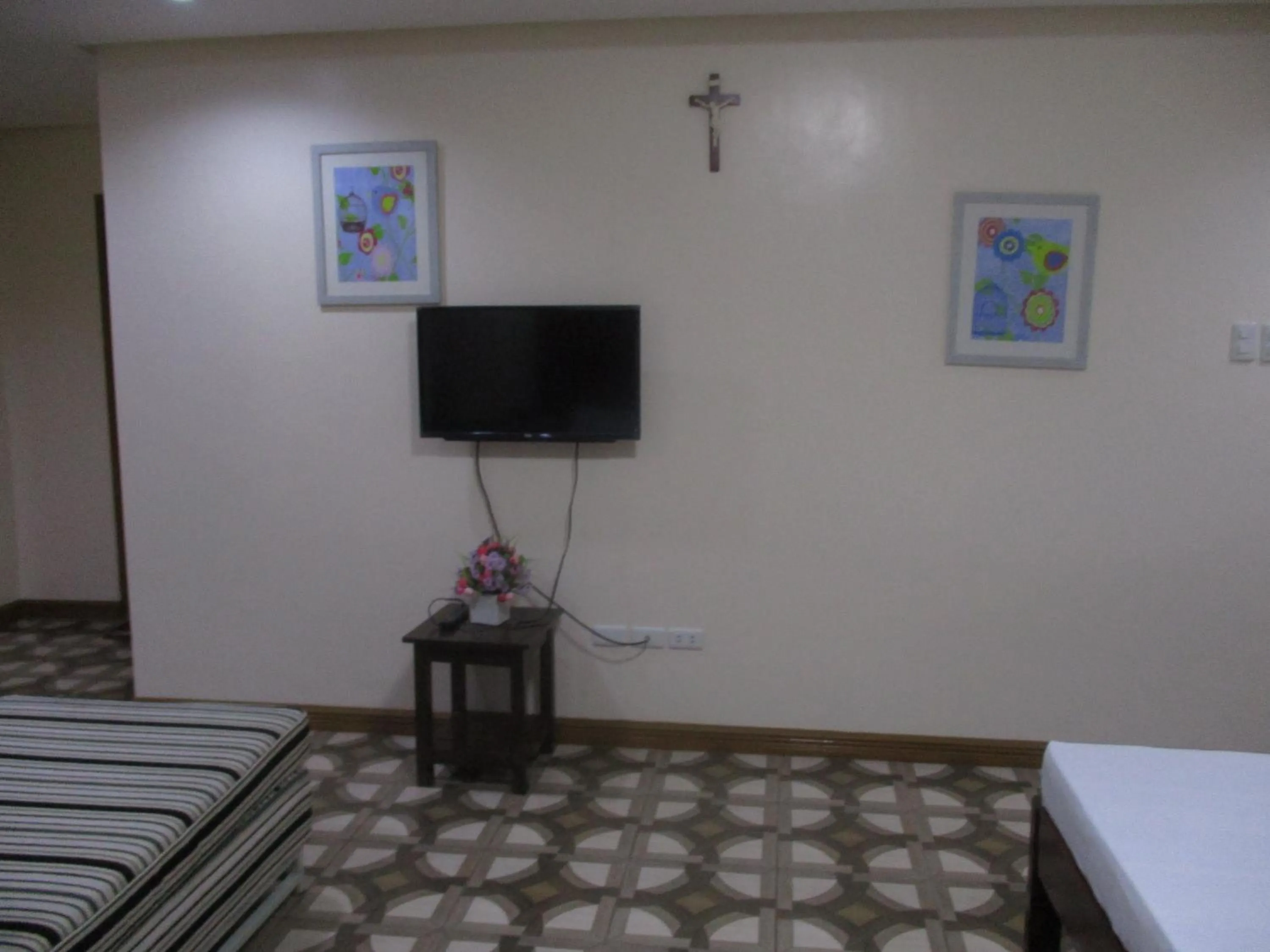 Bed in WMV Hotel & Restaurant