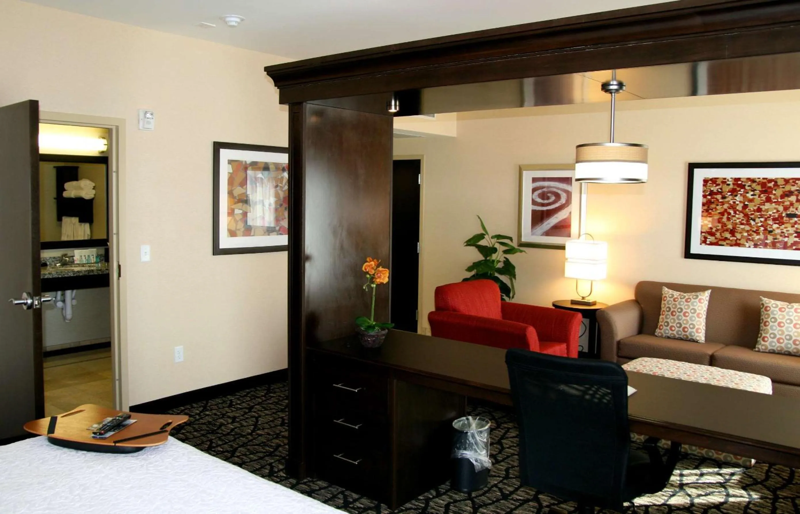 Living room, Bed in Hampton Inn & Suites Salt Lake City-University/Foothill Drive