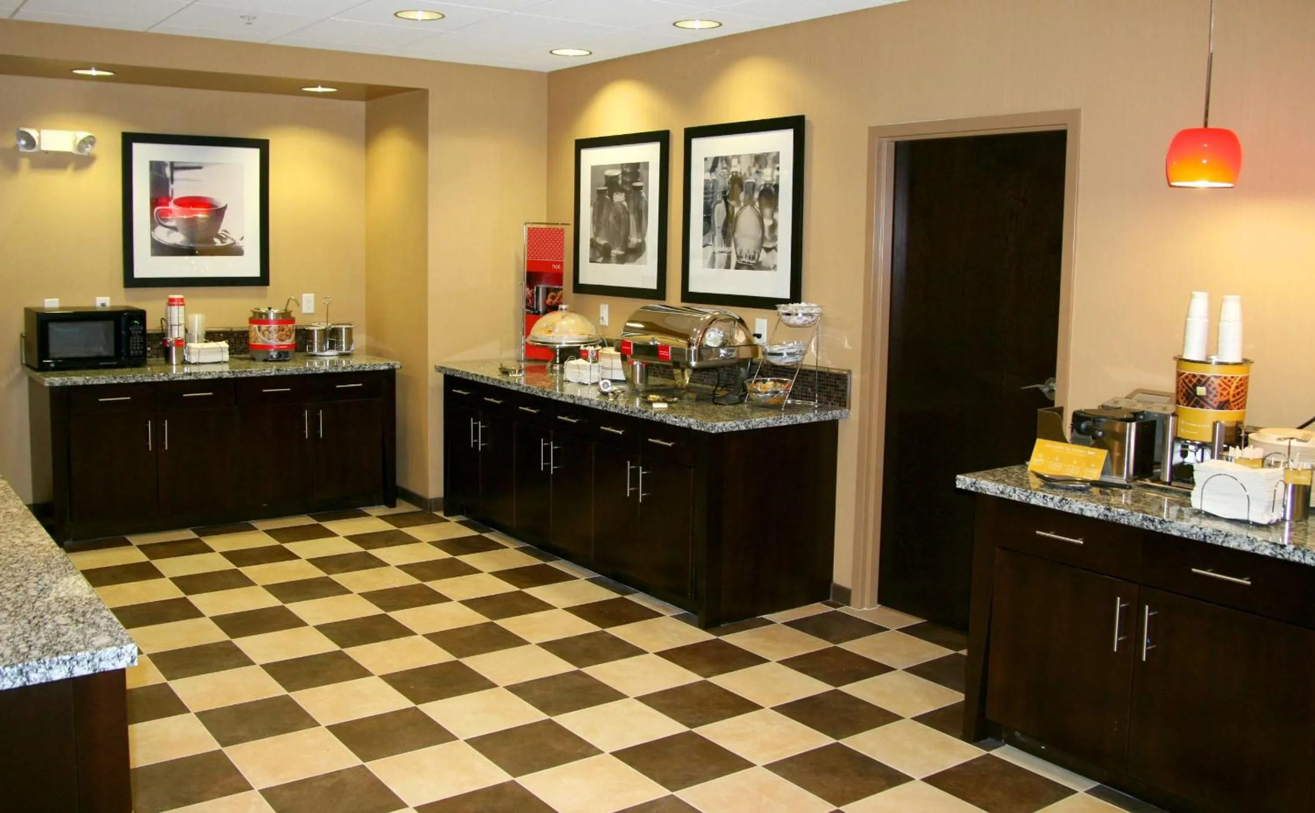 Dining area in Hampton Inn & Suites Salt Lake City-University/Foothill Drive