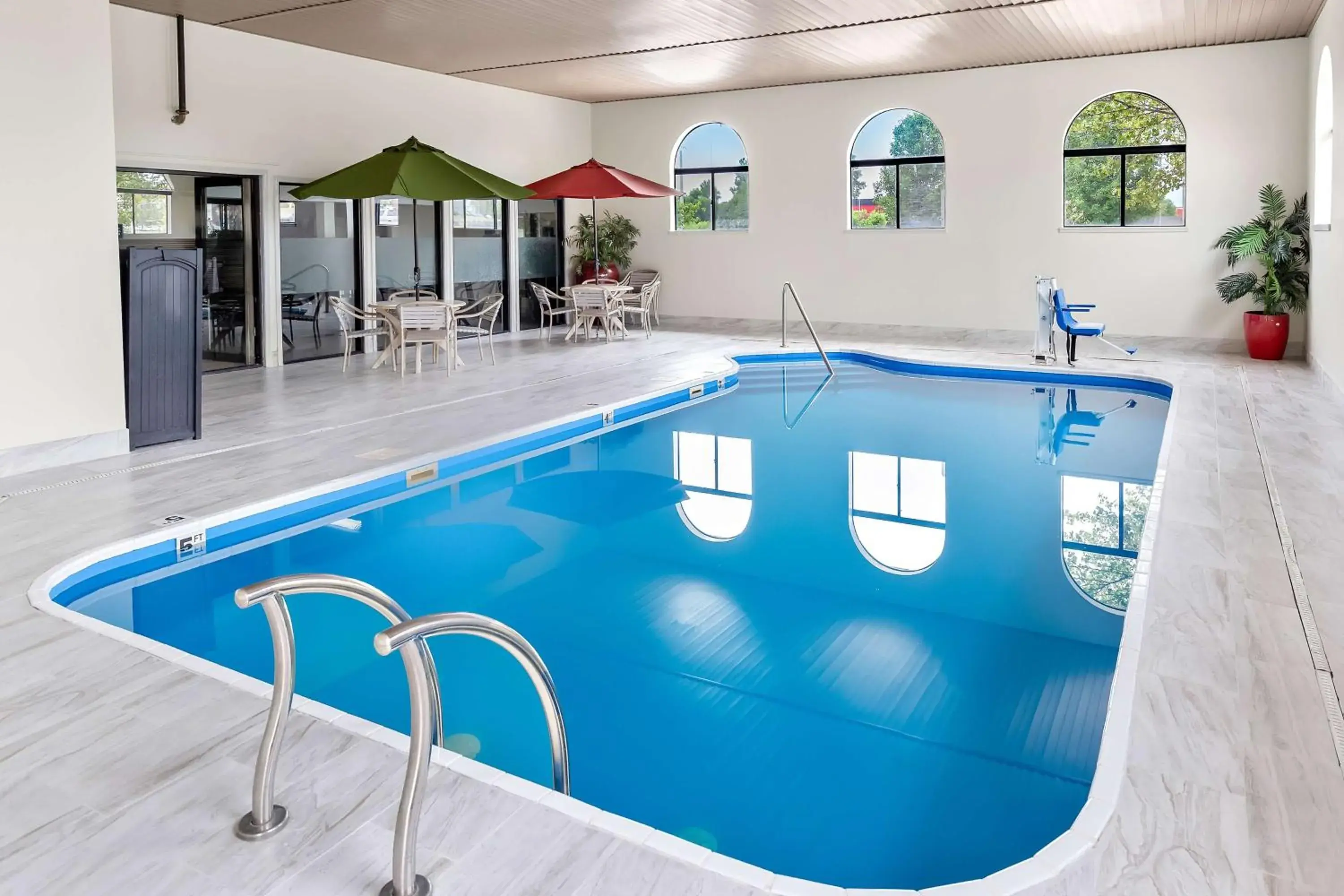 Pool view in Best Western Saluki Inn Pool view in Best Western Saluki Inn