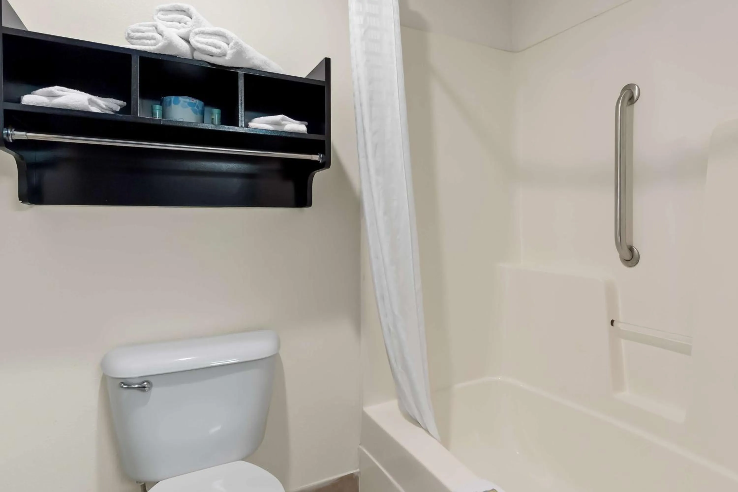 Bathroom in Best Western Saluki Inn