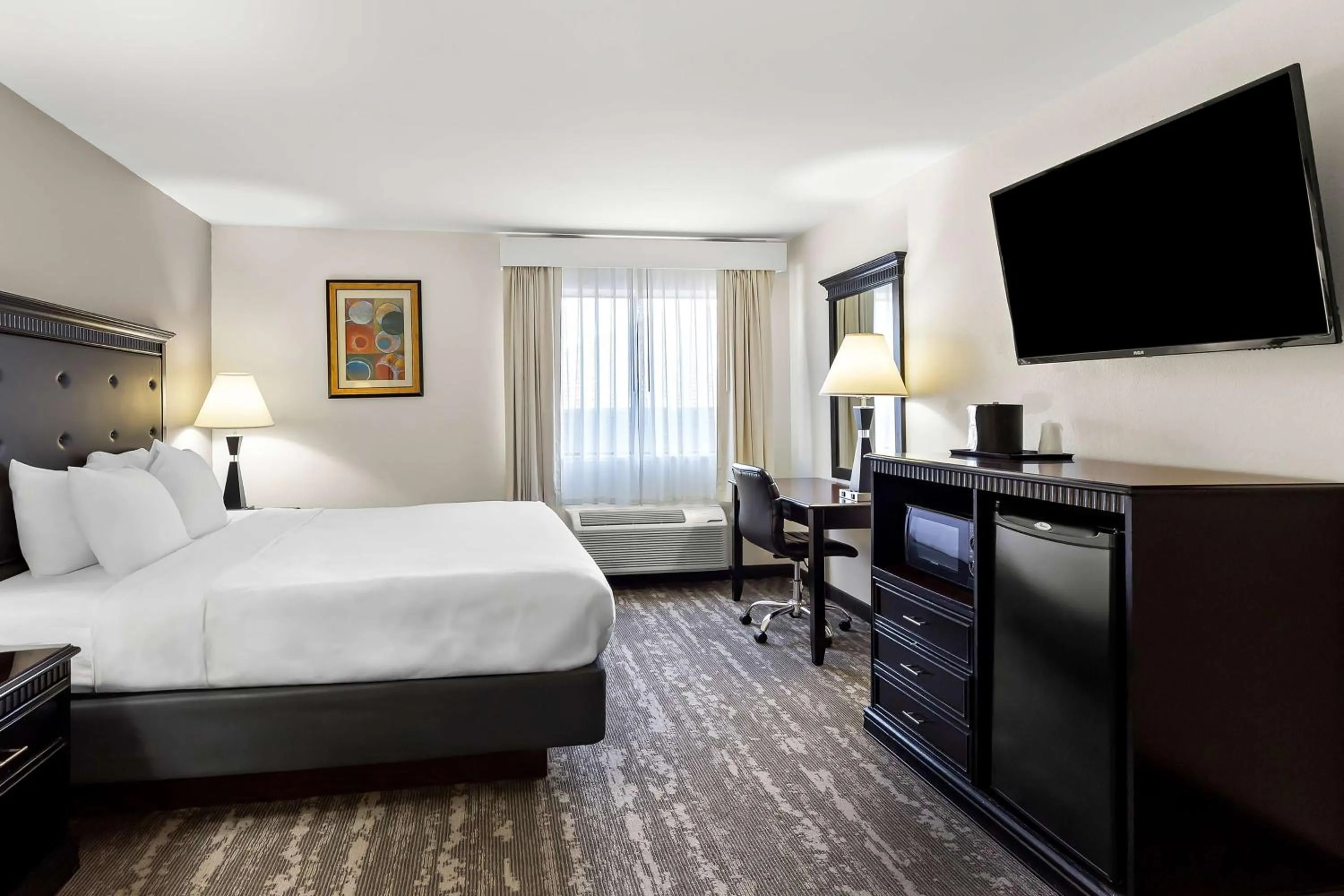 Bedroom, Bed in Best Western Saluki Inn