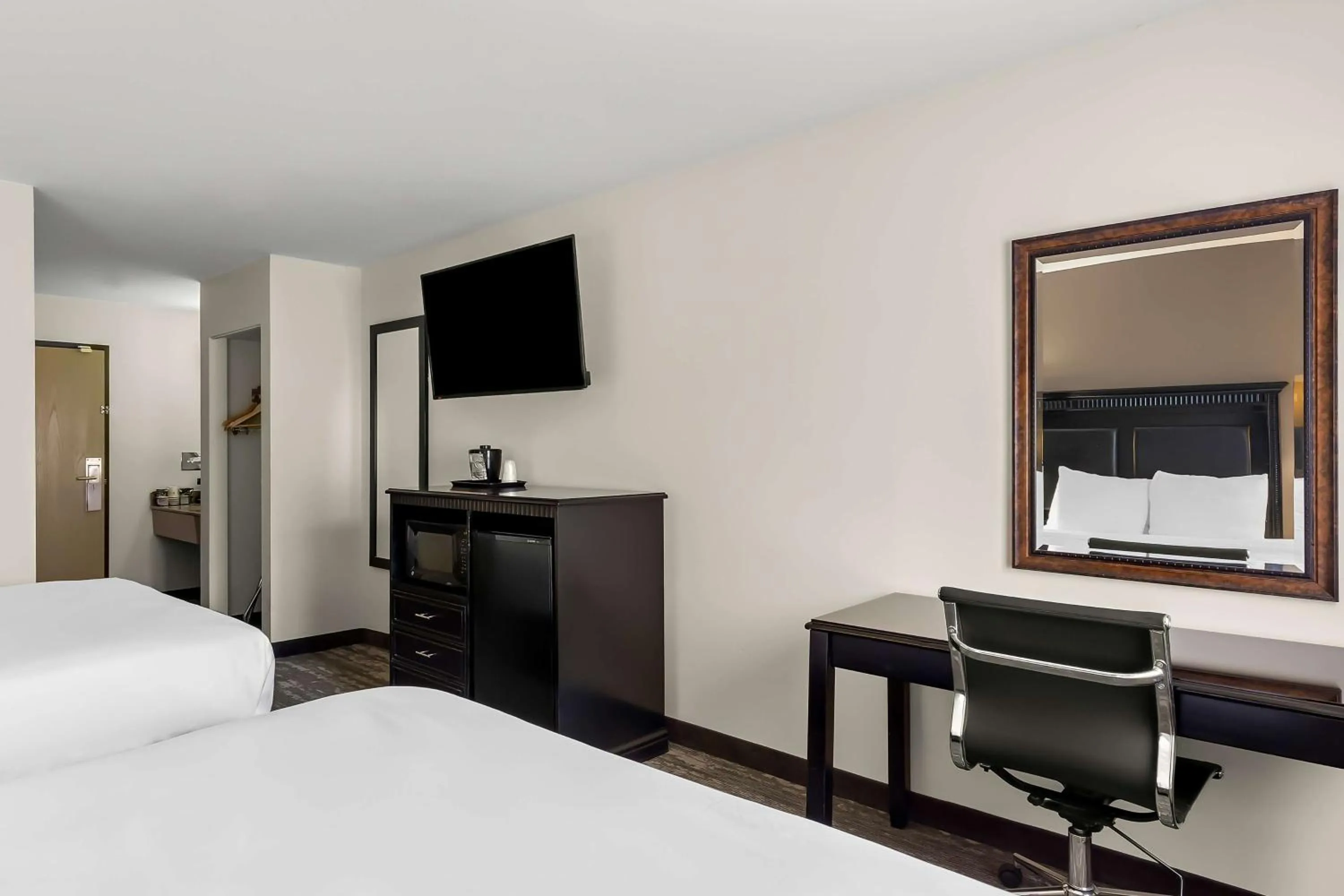 Bedroom, Bed in Best Western Saluki Inn