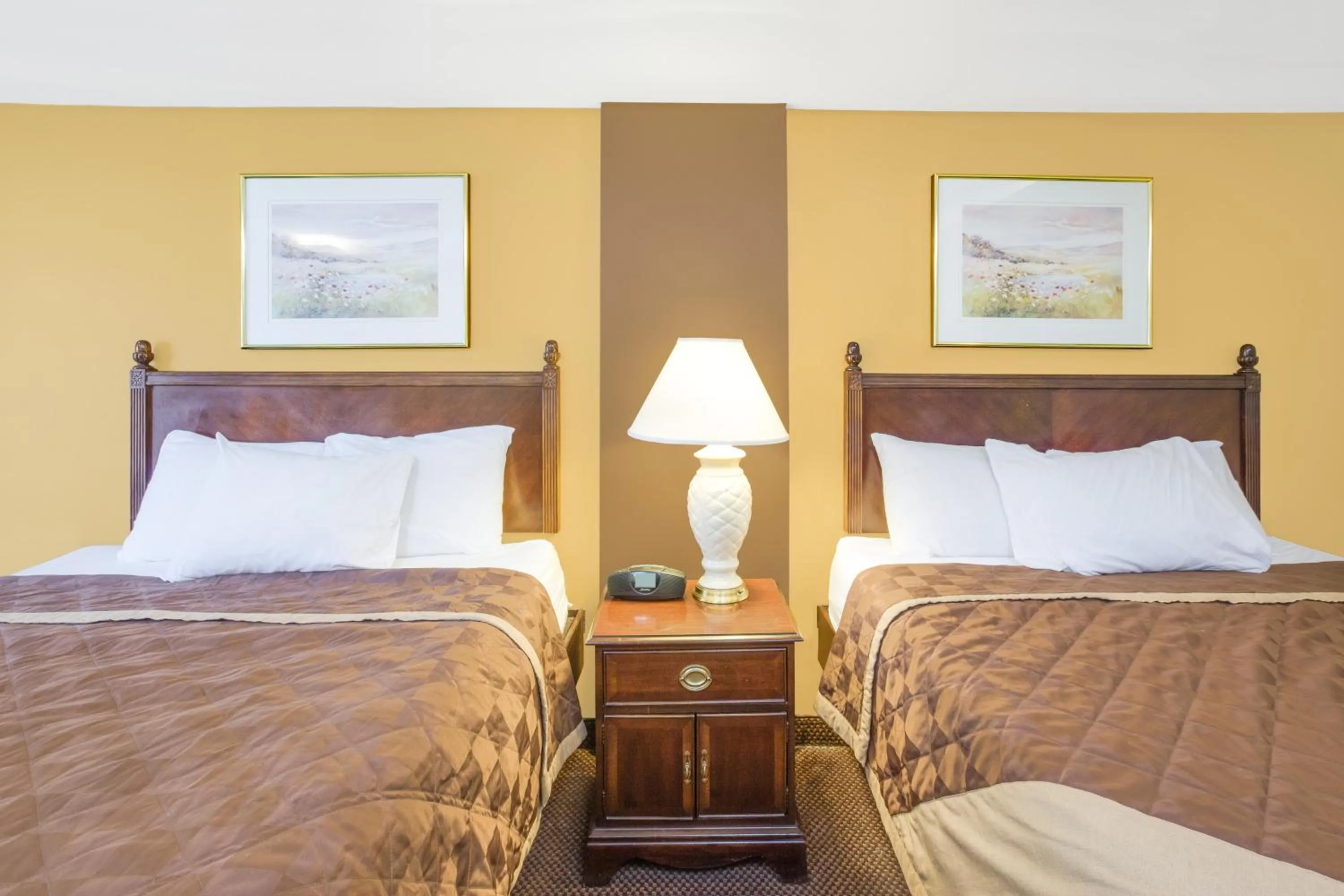 Bed in Rodeway Inn & Suites