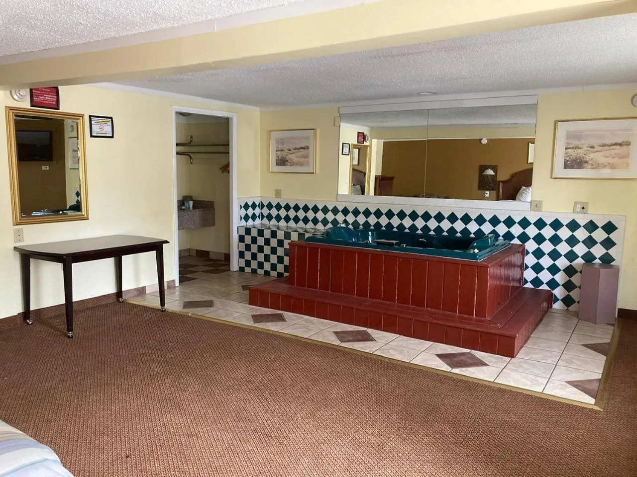 Hot Tub in Rodeway Inn & Suites
