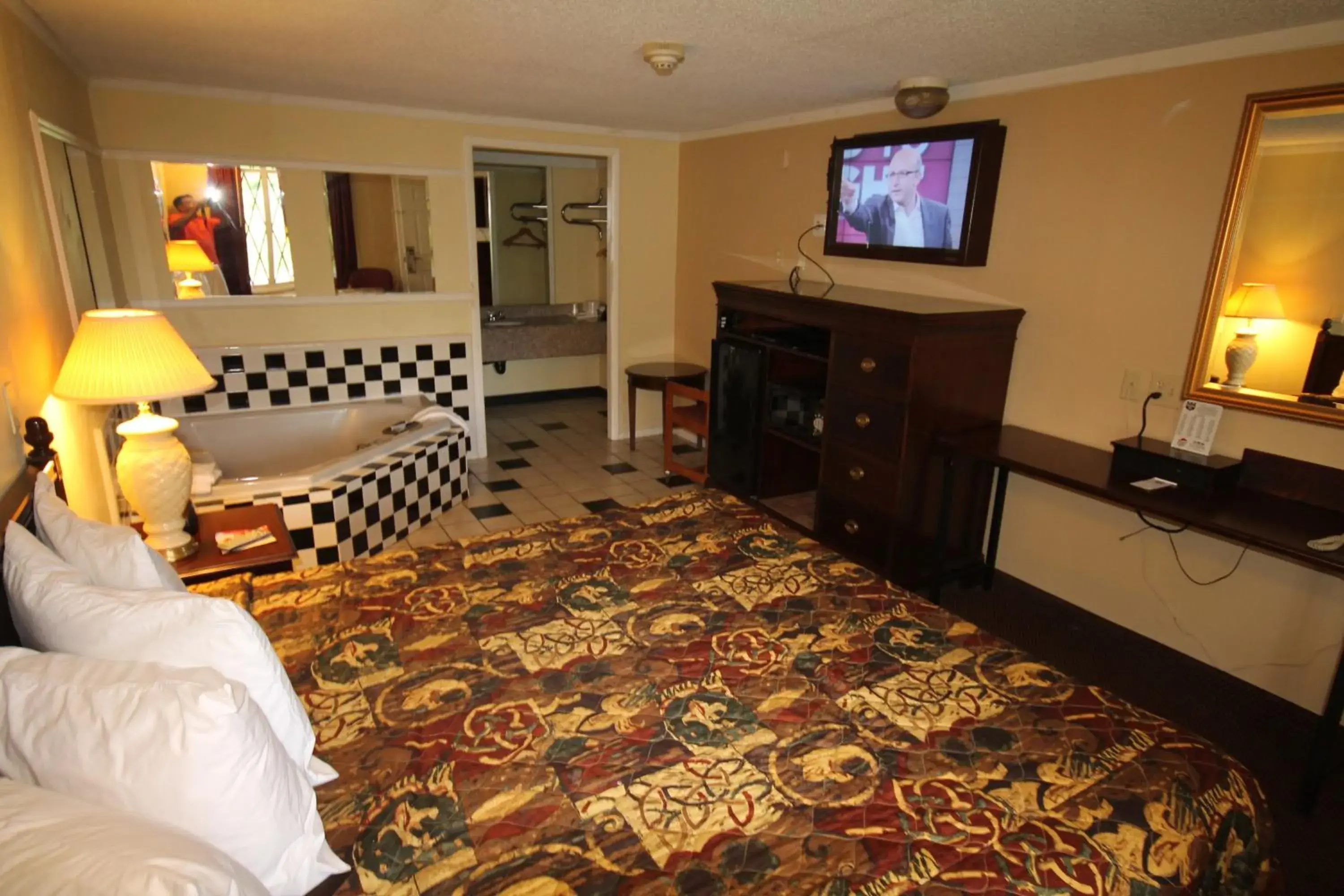 Photo of the whole room, TV/Entertainment Center in Apple Tree Inn