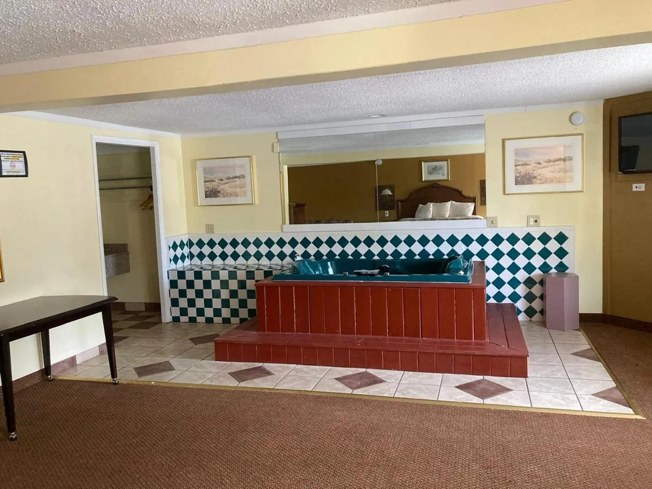 Hot Tub in Rodeway Inn & Suites