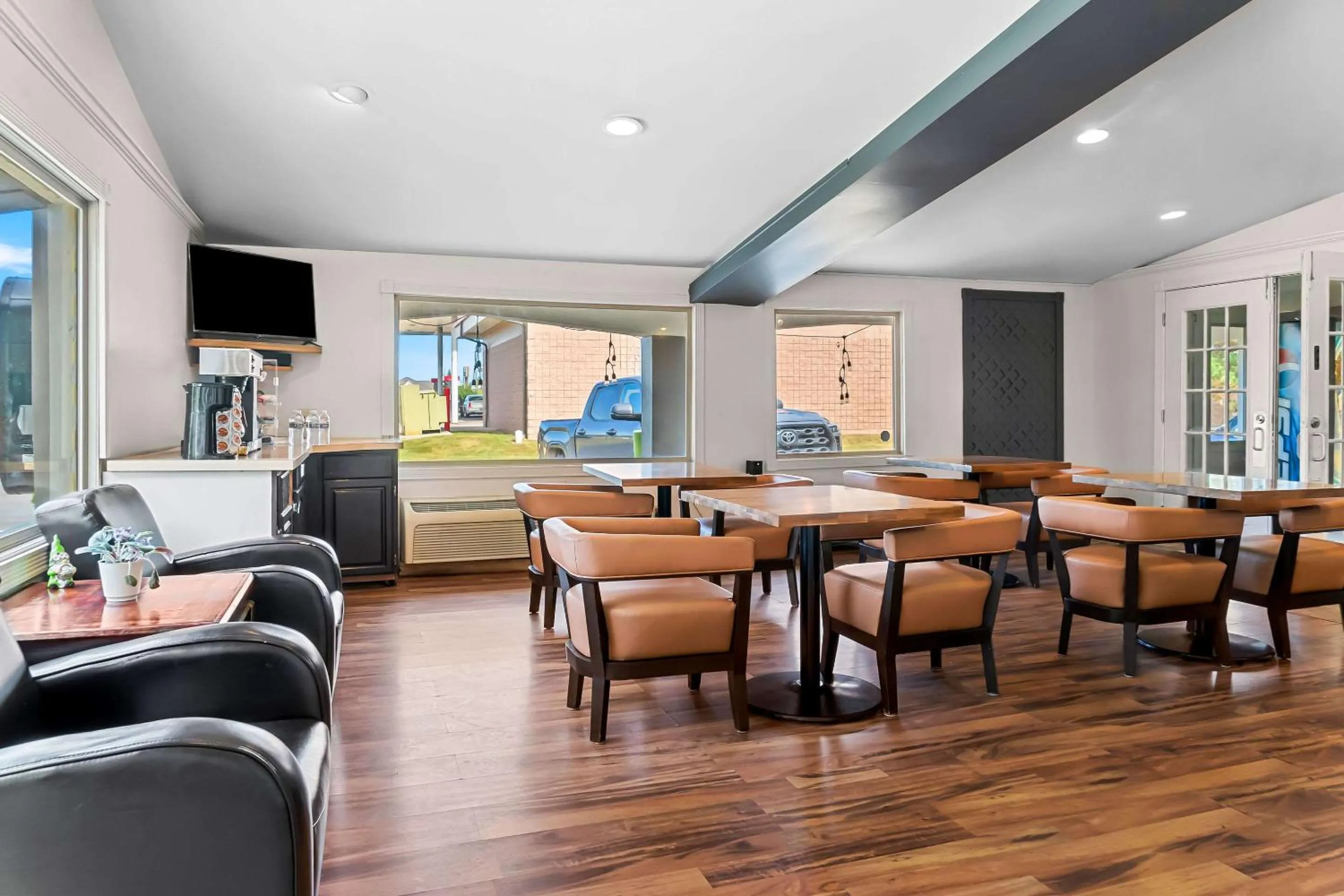 Breakfast in Rodeway Inn & Suites