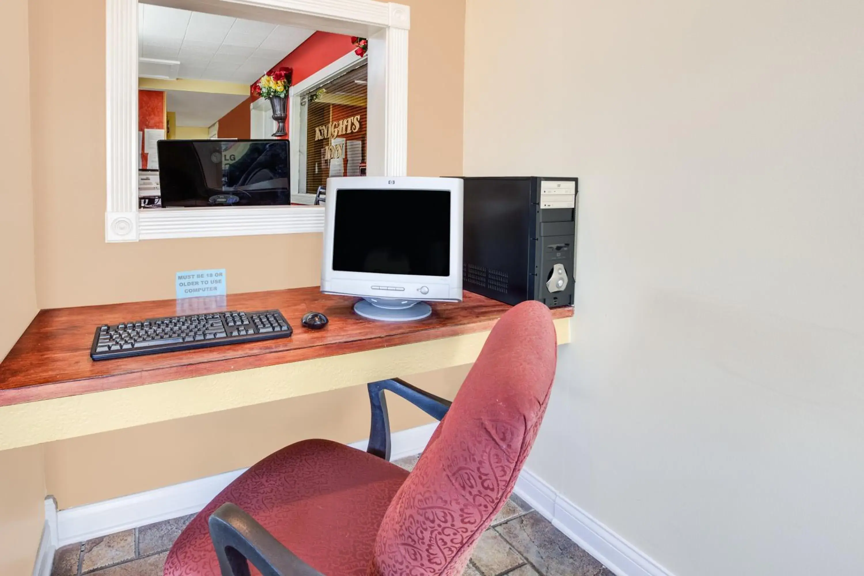 Business facilities, TV/Entertainment Center in Apple Tree Inn