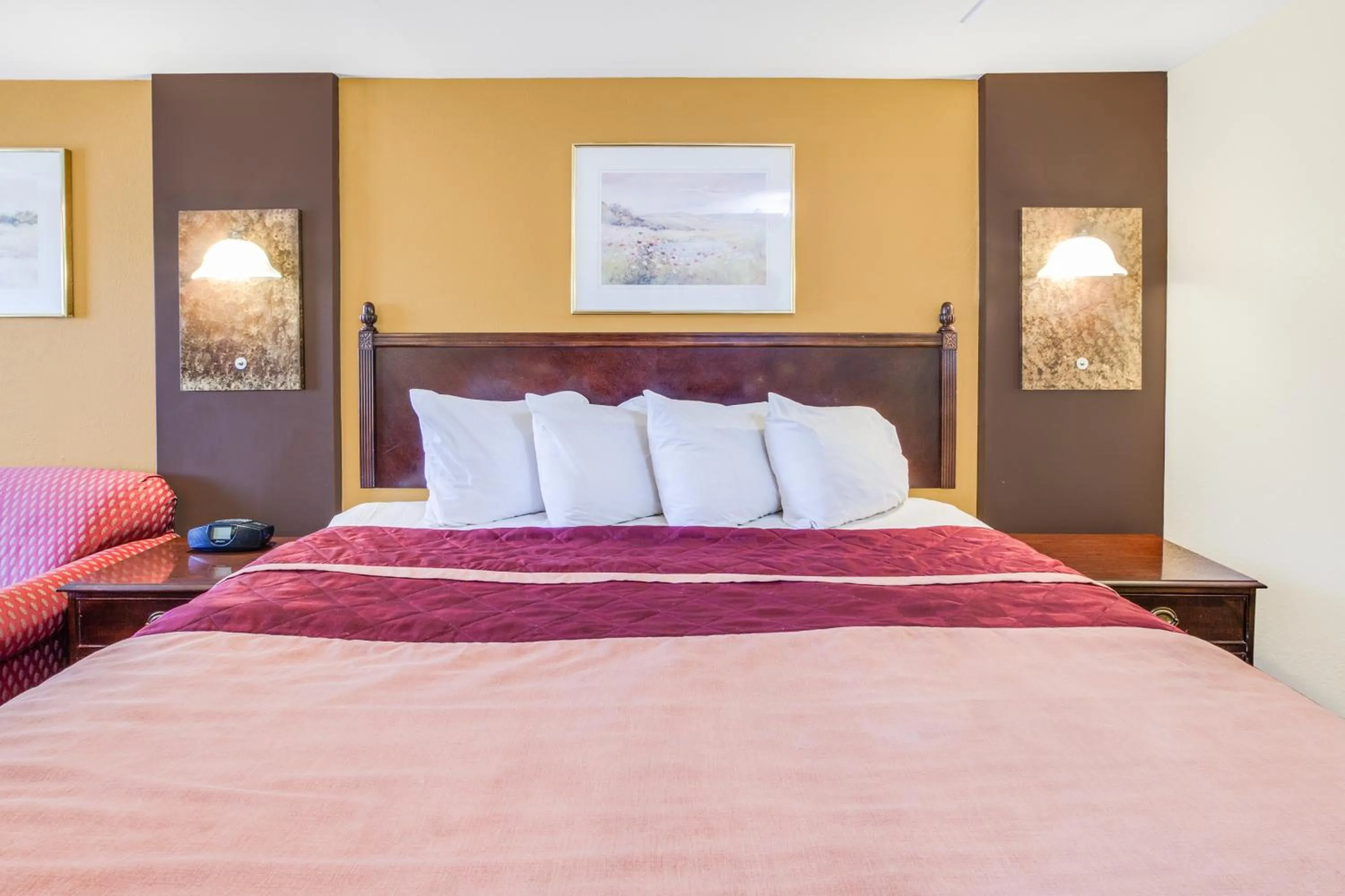 Bed in Rodeway Inn & Suites