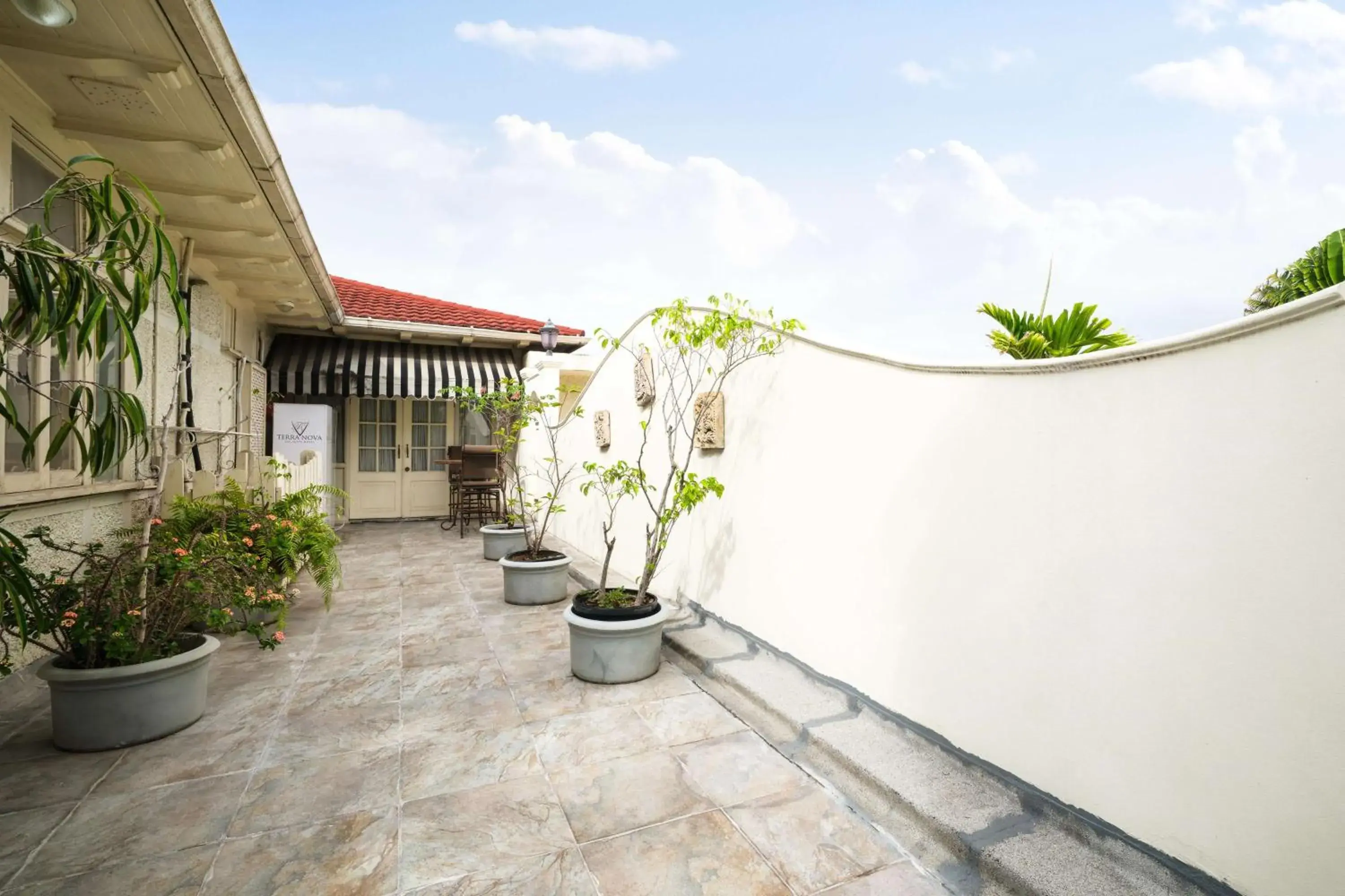 King Suite with Terrace, Sitting Area, Dining Area, Wet Bar and Bath Tub - Non-Smoking in Terra Nova, BW Premier Collection King Suite with Terrace, Sitting Area, Dining Area, Wet Bar and Bath Tub - Non-Smoking in Terra Nova, BW Premier Collection