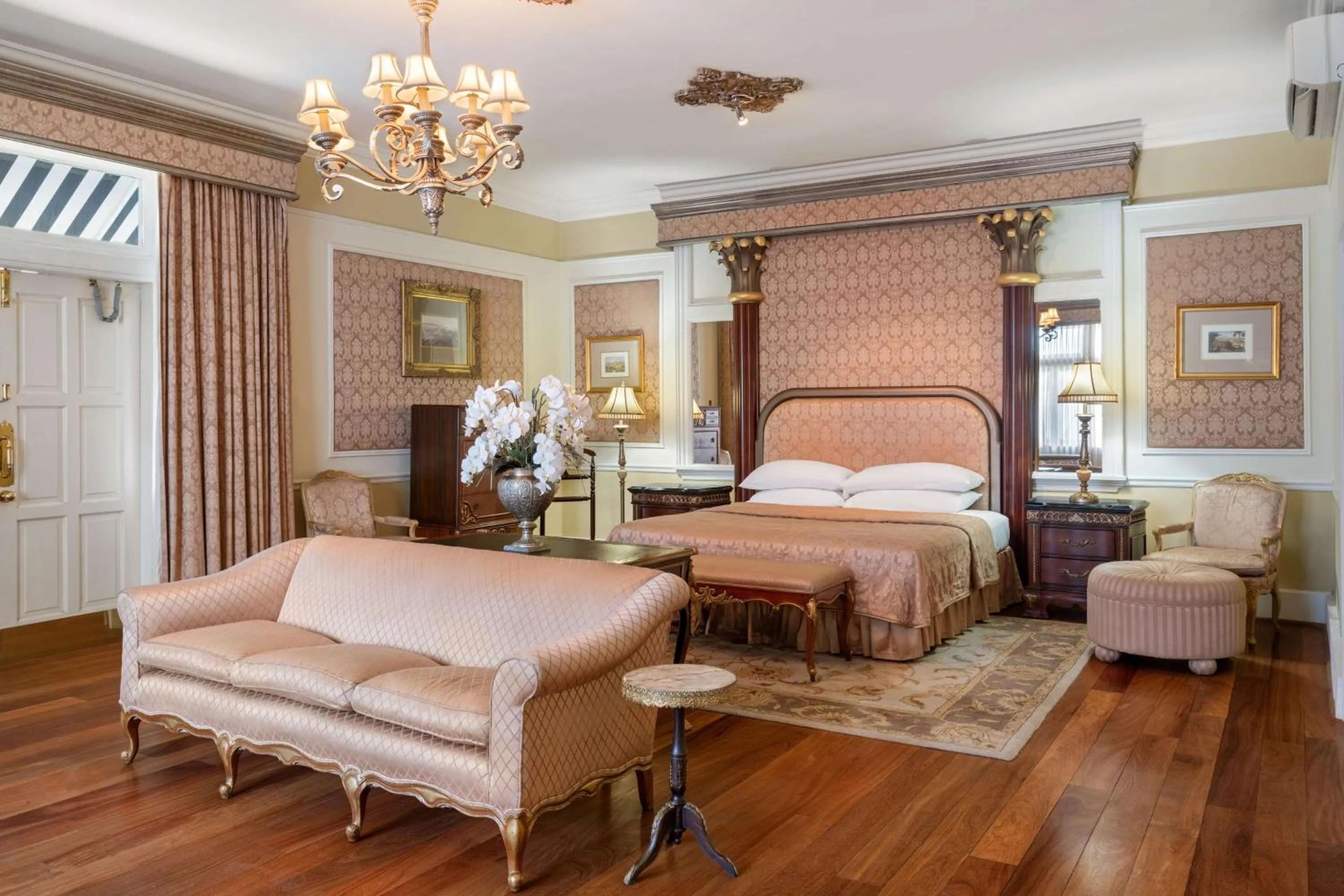 Photo of the whole room, Bed in Terra Nova, BW Premier Collection