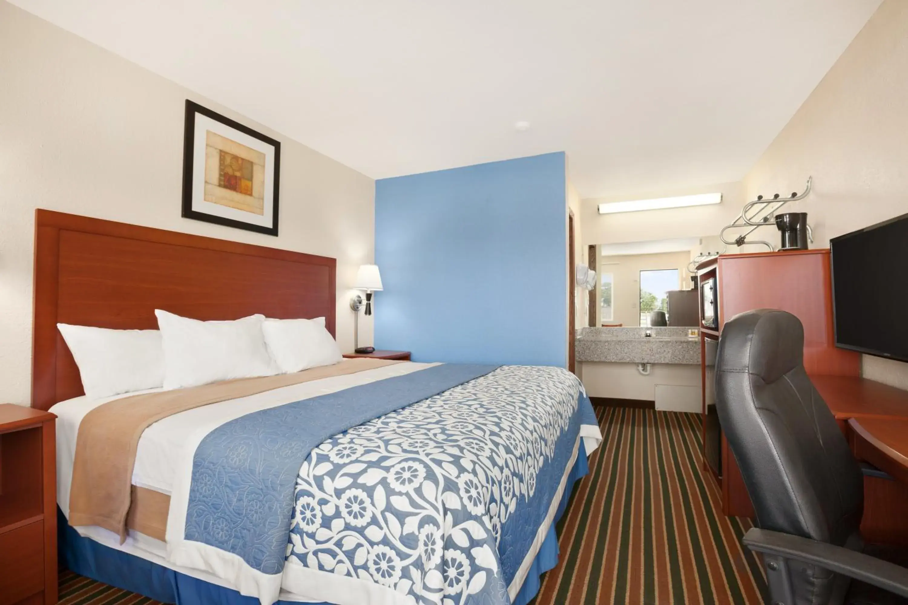 King Room - Non-Smoking in Days Inn by Wyndham Champaign/Urbana King Room - Non-Smoking in Days Inn by Wyndham Champaign/Urbana