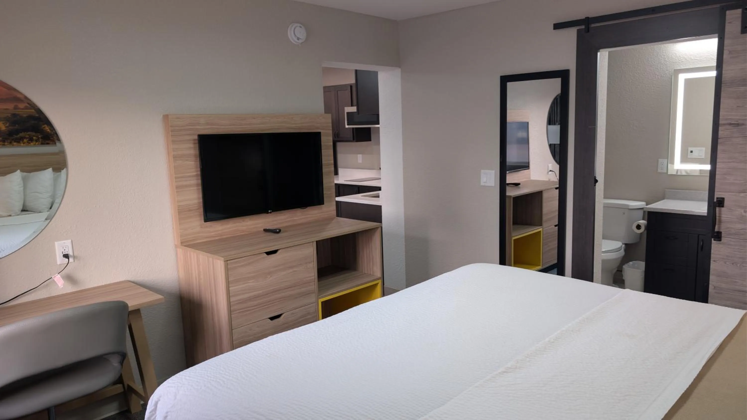 Bedroom, Bed in Days Inn by Wyndham Champaign/Urbana