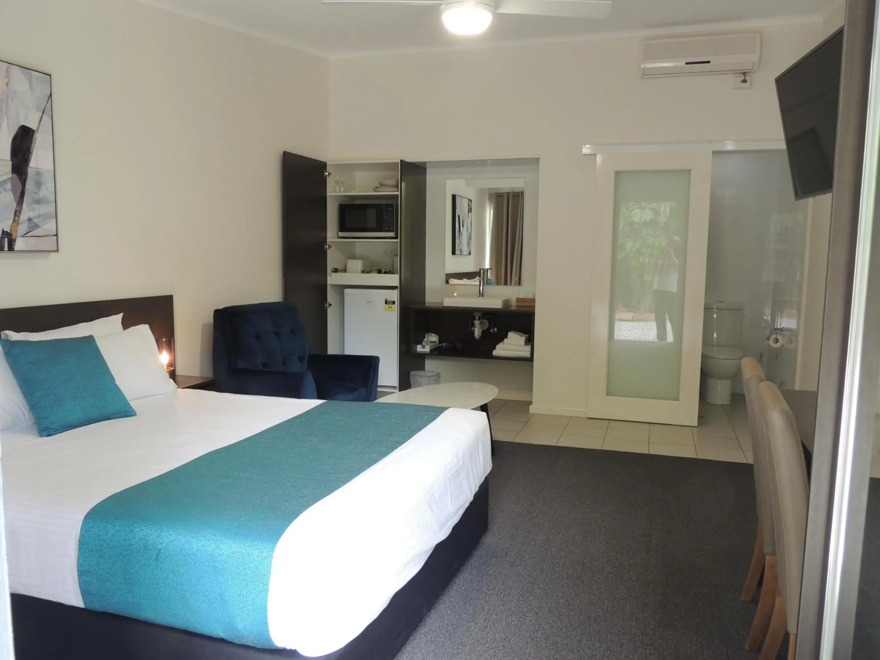 Photo of the whole room, Bed in Comfort Inn Premier Photo of the whole room, Bed in Comfort Inn Premier