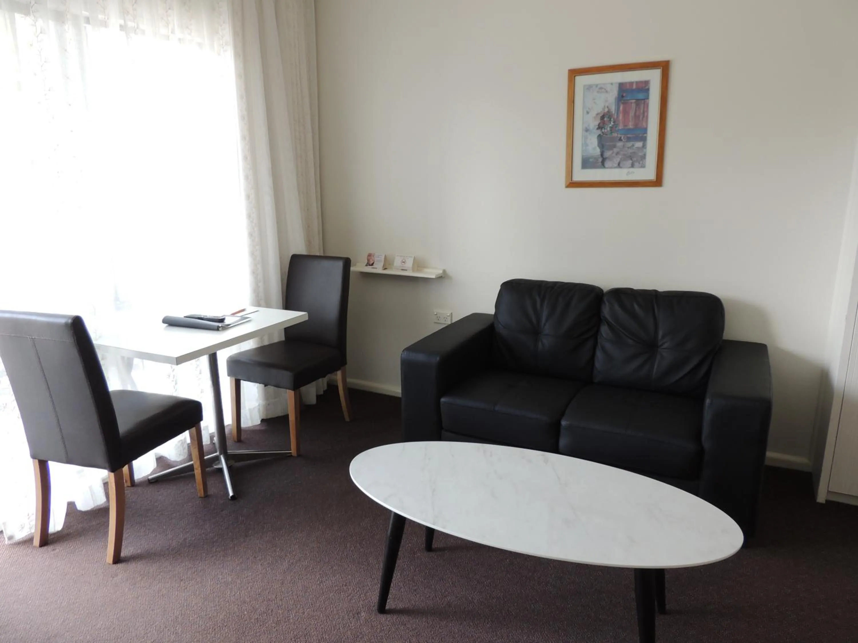 Dining area in Comfort Inn Premier