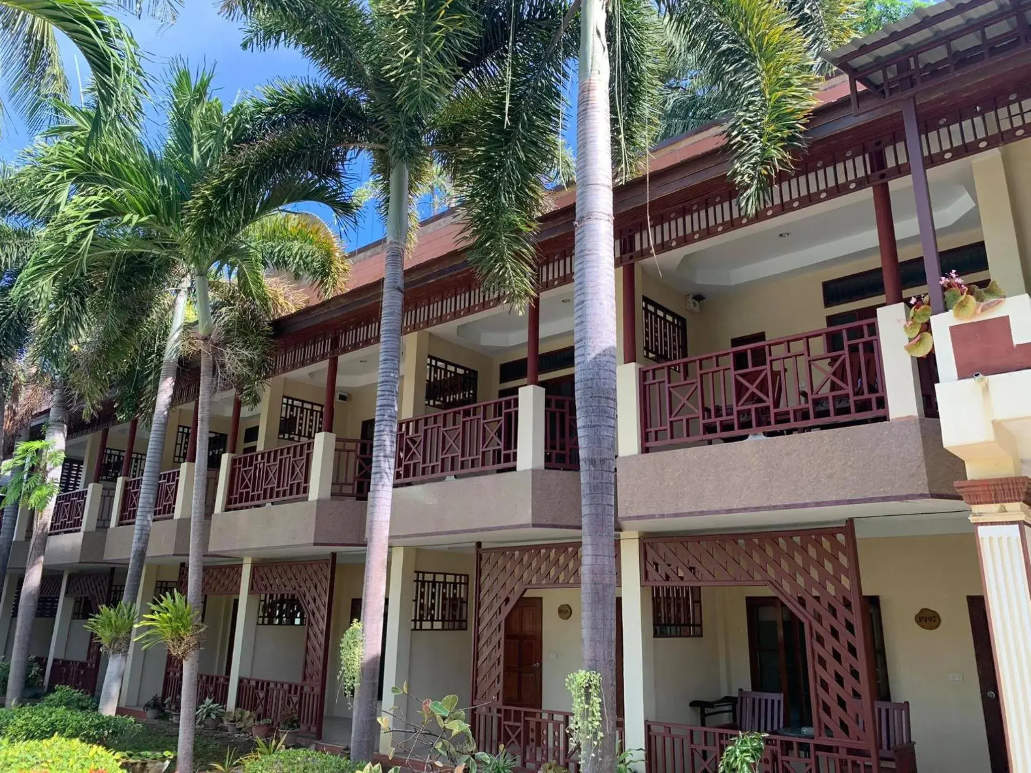 Property building in Rattana Guesthouse & Bungalow Property building in Rattana Guesthouse & Bungalow