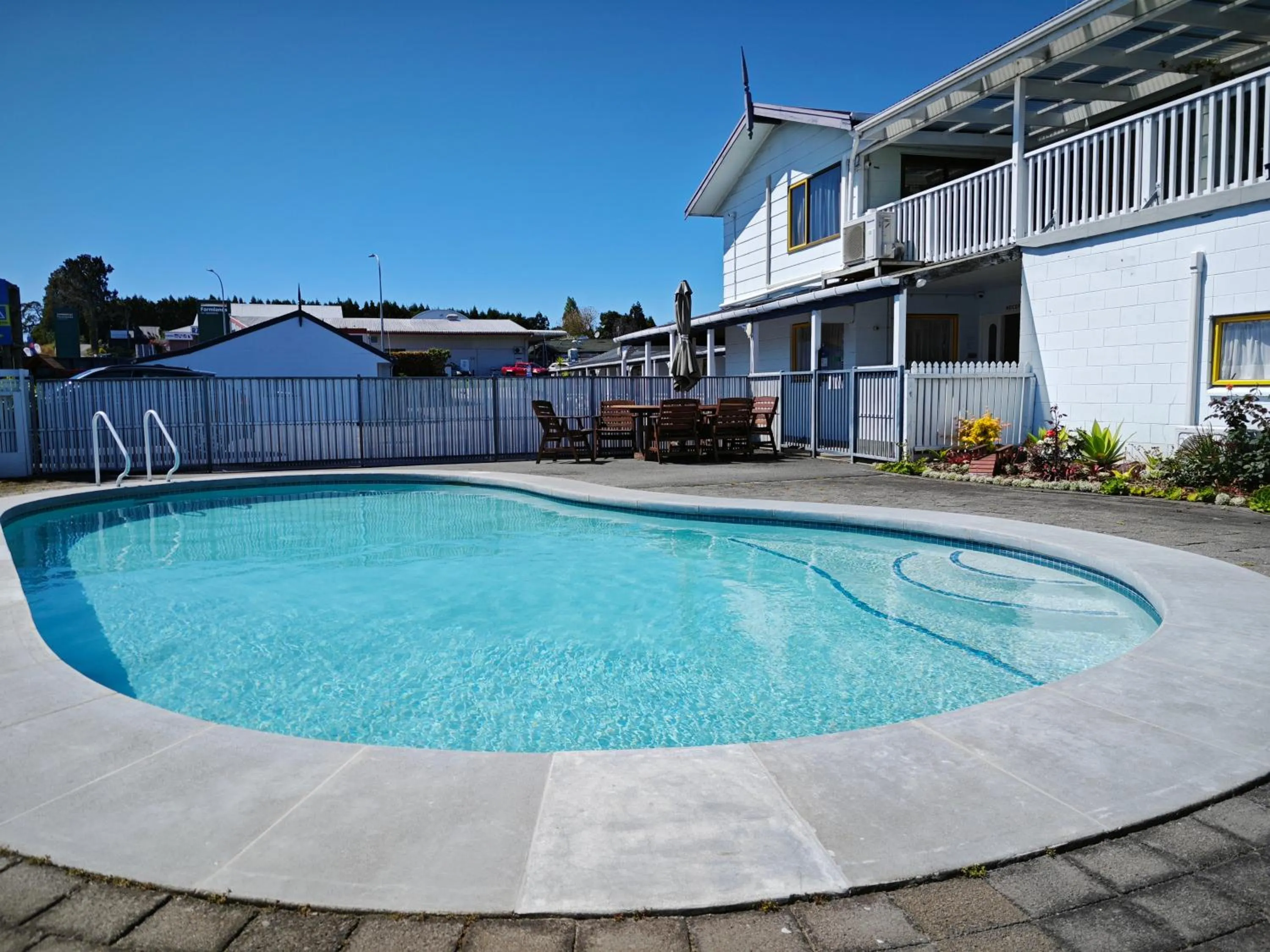 Swimming pool in Accommodation Te Puna