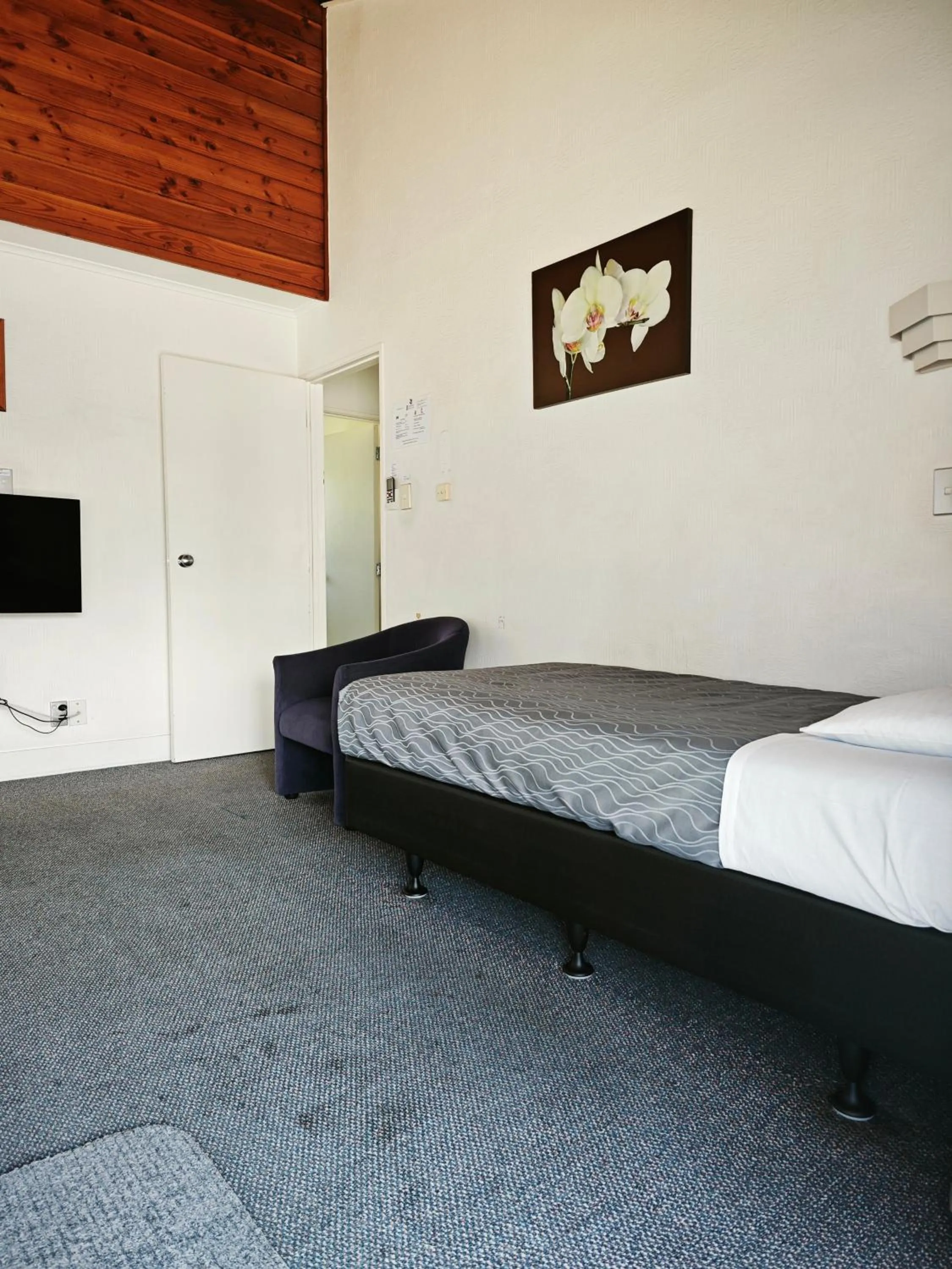 Communal lounge/ TV room, Bed in Accommodation Te Puna