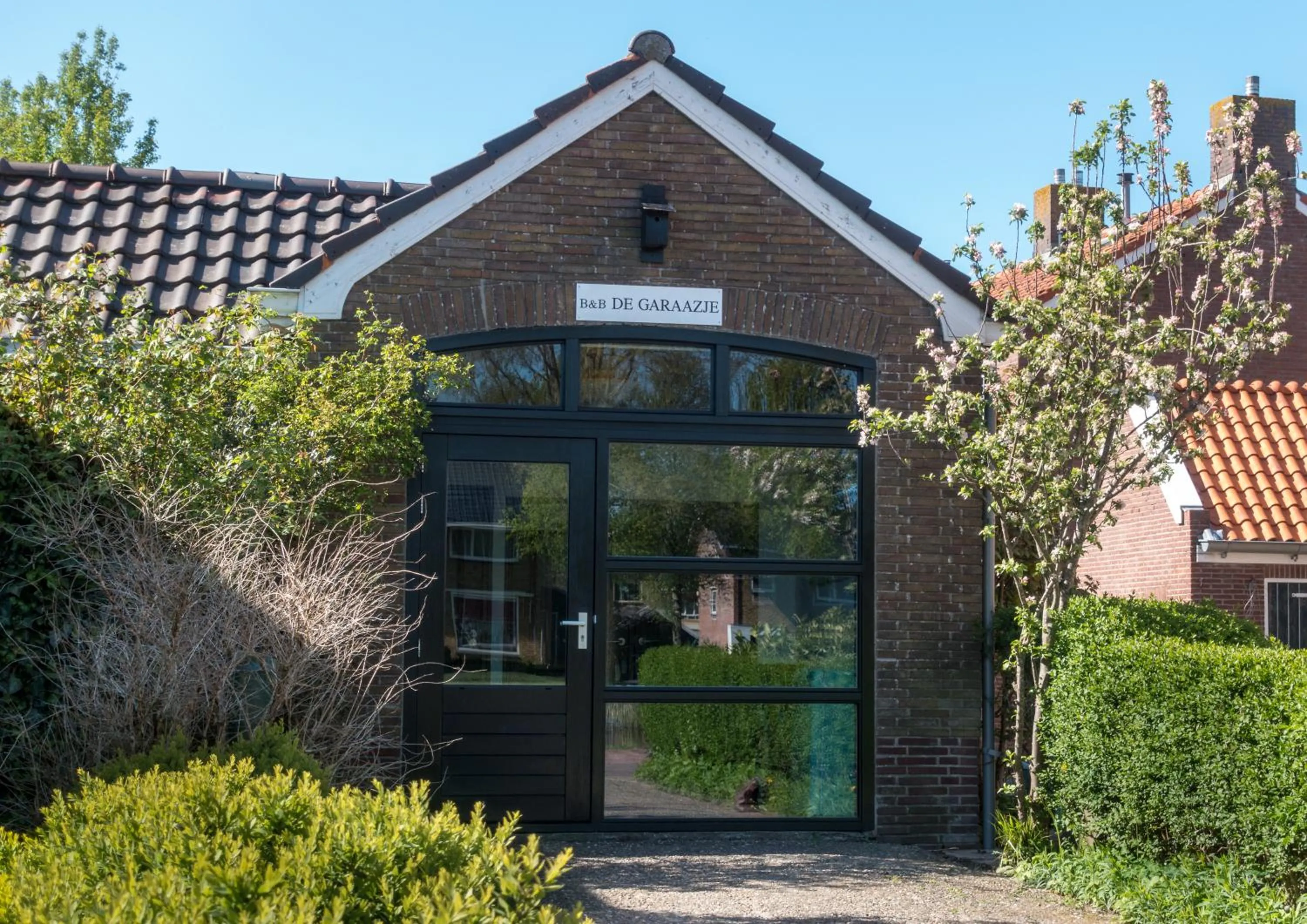 Facade/entrance, Property Building in B&B de Garaazje
