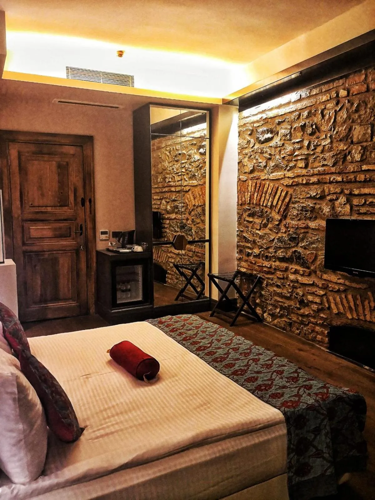 TV and multimedia, Bed in West Pera Hotel