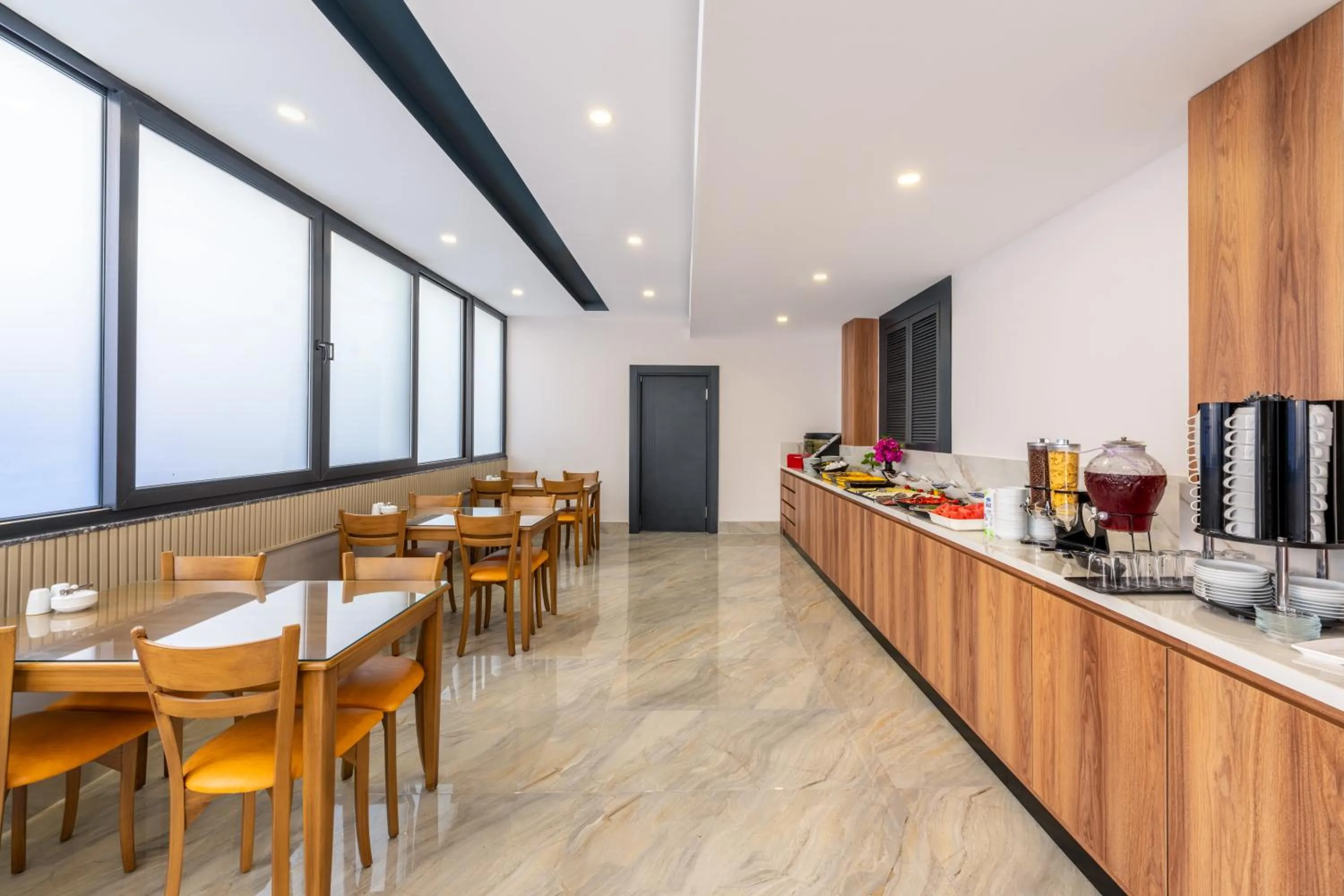 Restaurant/places to eat in Lemon Hotel