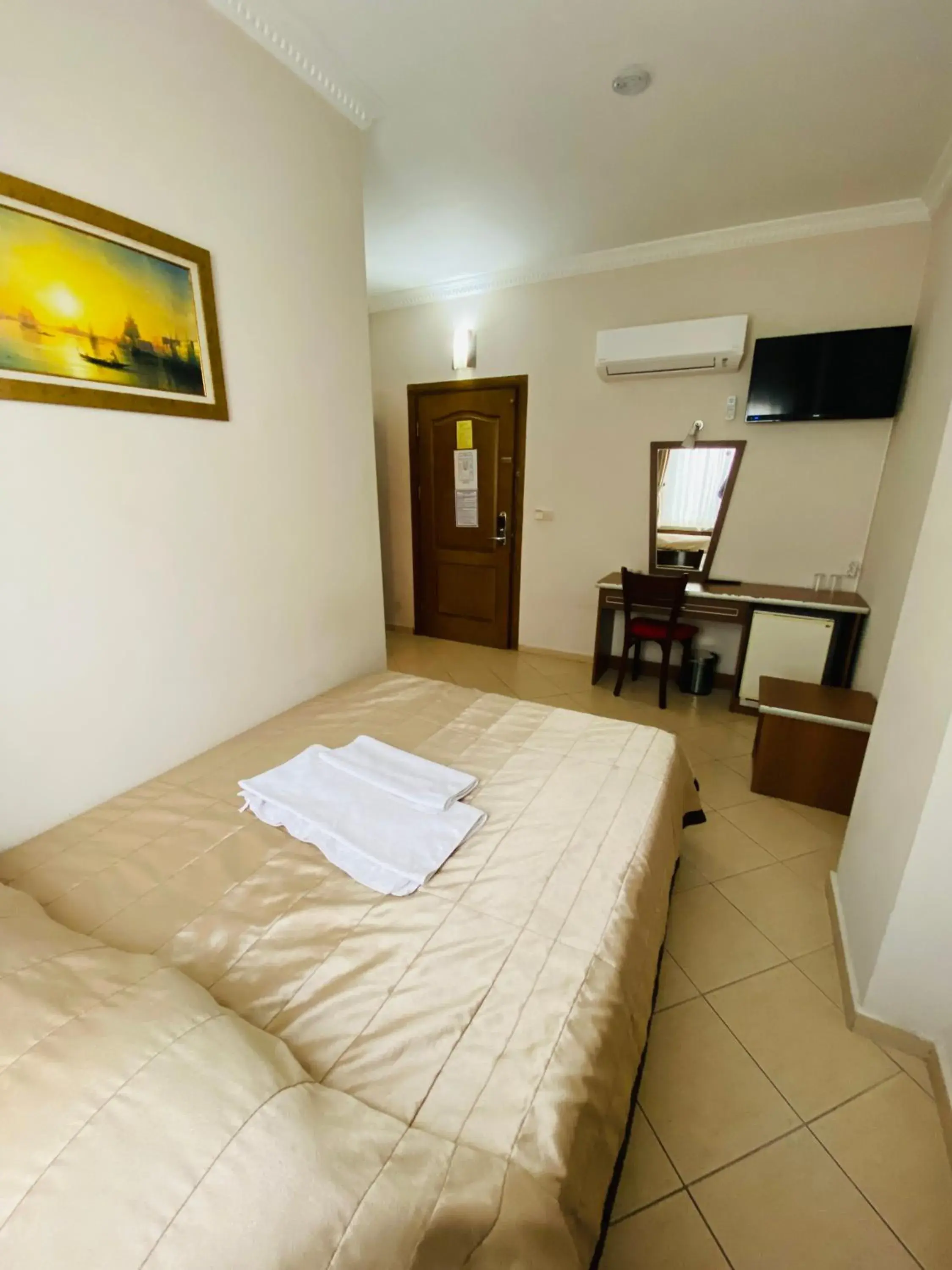 Photo of the whole room, Bed in Lemon Hotel