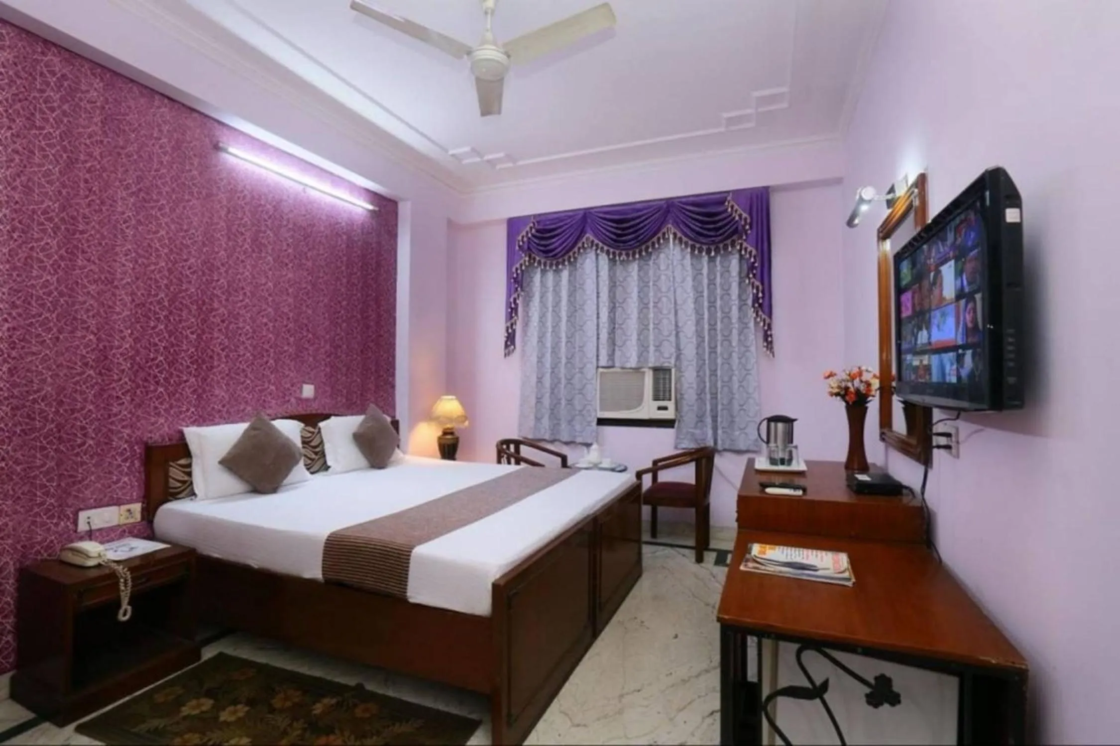 Bed in Hotel Indraprastha