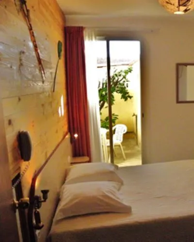 Photo of the whole room, Bed in Hôtel La Croix de Malte