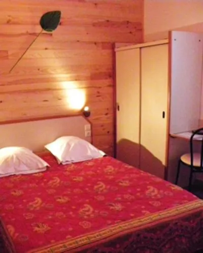 Photo of the whole room, Bed in Hôtel La Croix de Malte