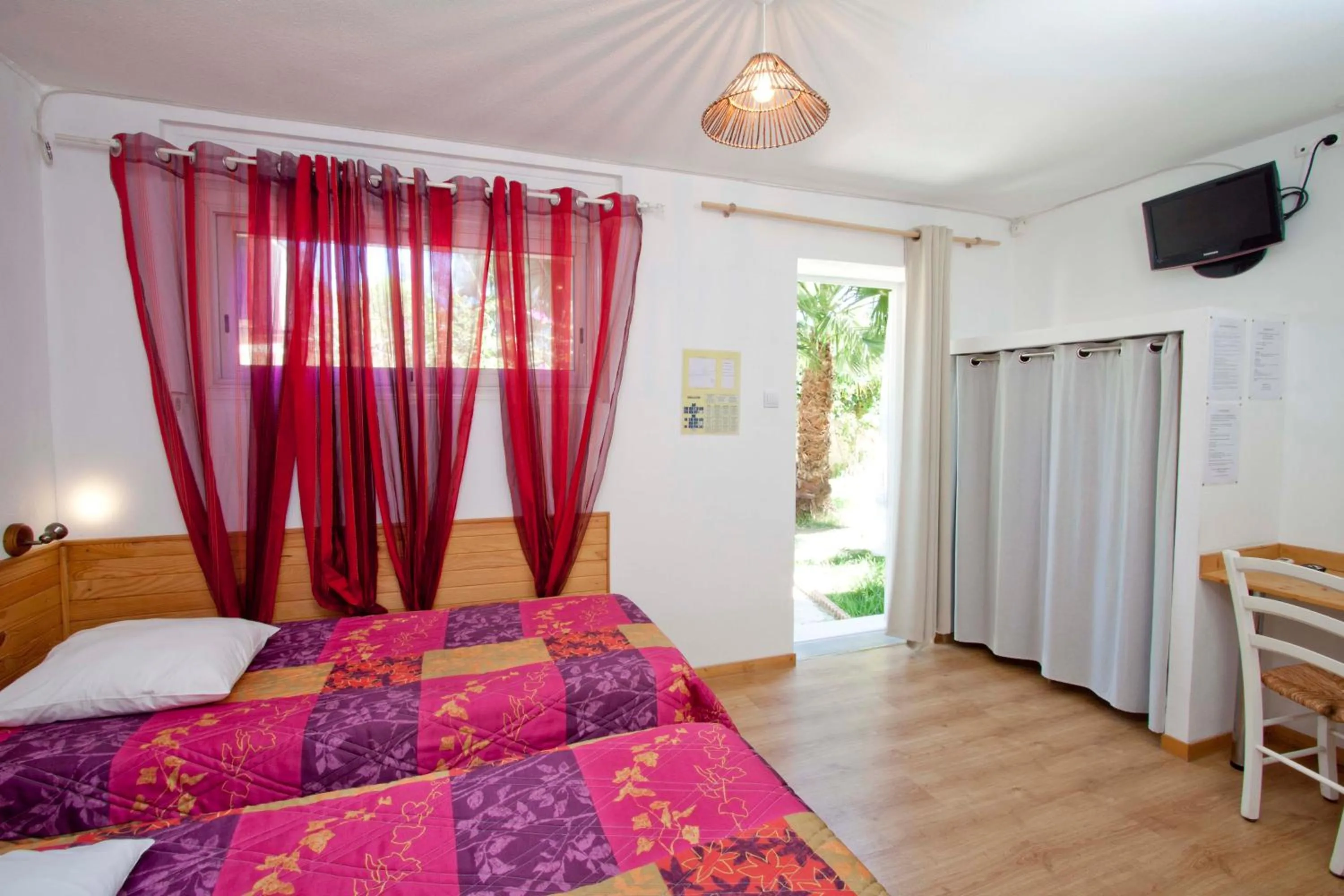 Photo of the whole room, Bed in Hôtel La Croix de Malte