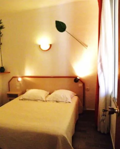 Photo of the whole room, Bed in Hôtel La Croix de Malte