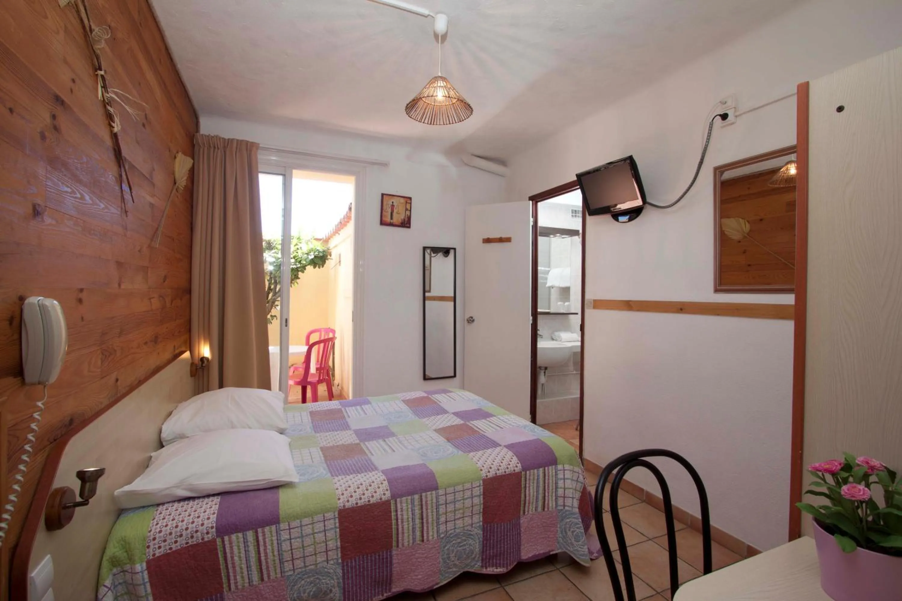 Photo of the whole room, Bed in Hôtel La Croix de Malte