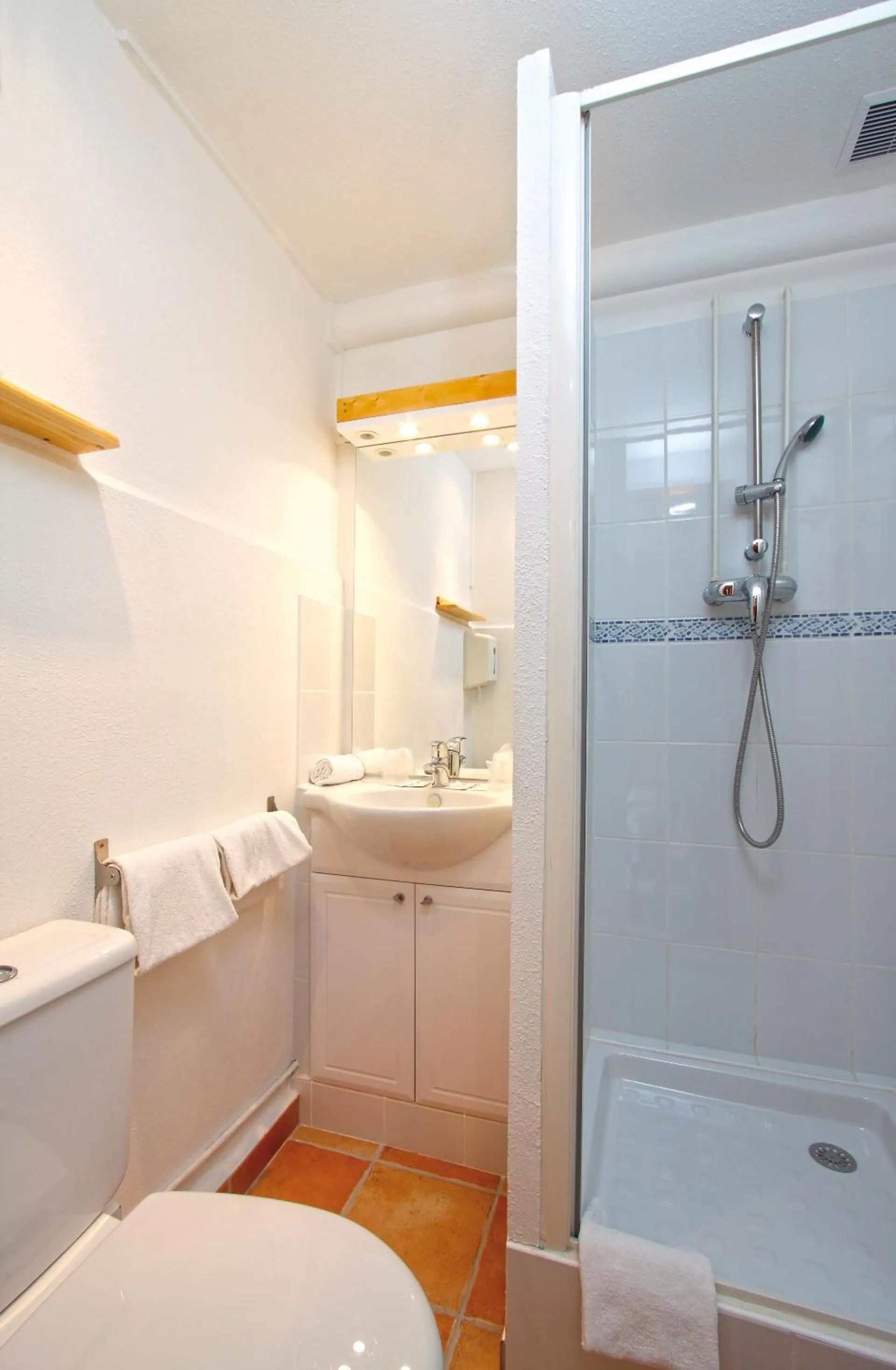 Bathroom in Hôtel La Croix de Malte