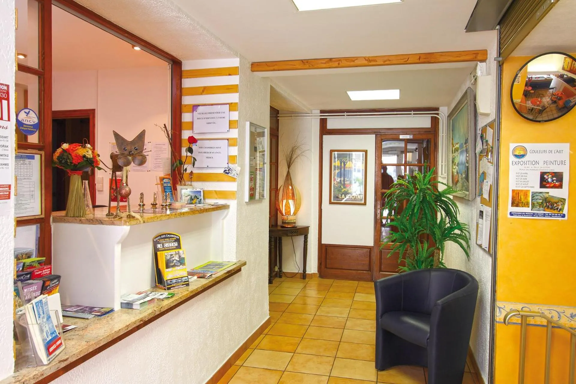 Lobby or reception in Hôtel La Croix de Malte