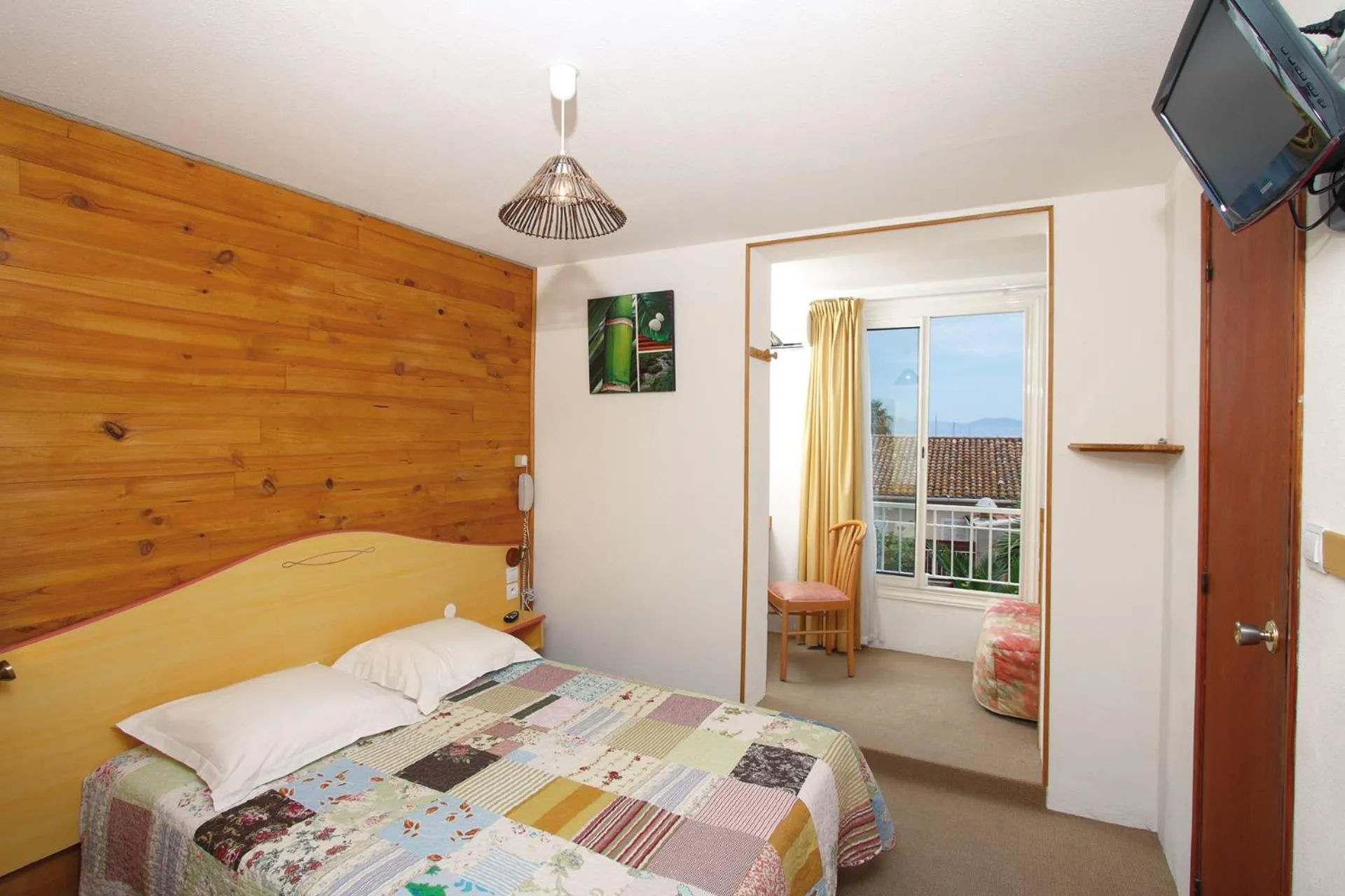 Photo of the whole room, Bed in Hôtel La Croix de Malte
