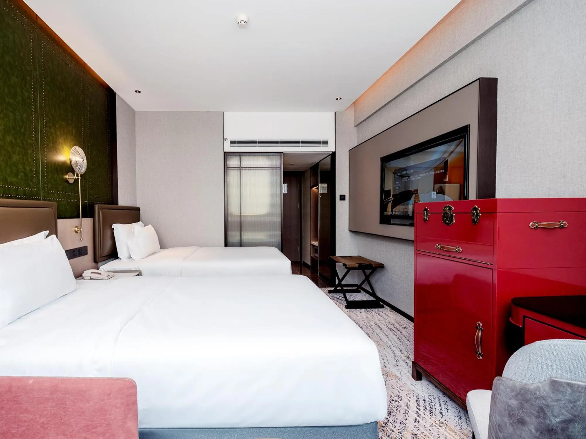 Photo of the whole room, Bed in Shenzhen Shanghai Hotel